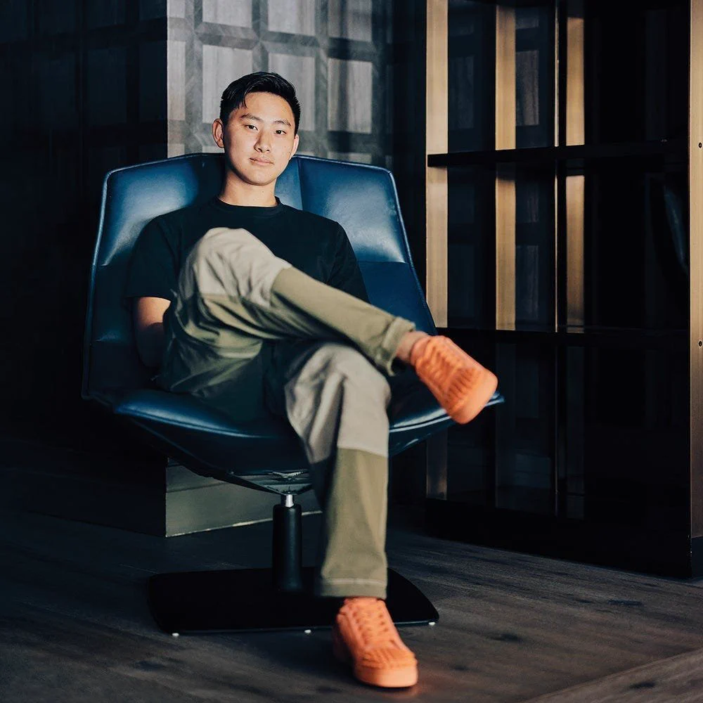 Alexandr Wang 或许将成为下一个 Elon Musk。 19 岁时，他创立了 Scale AI，帮助各个领域构建AI模型的公司标注AI底层数据。成为了世界上最年轻的白手起家的亿万富翁（73 亿美元）。 现在，OpenAI 和微软都依赖于他的服务。 以下是一名青少年如何彻底改变人工智能并建立价值十亿美元的帝国： 🧵 https://t.co/DPrI3U91YG