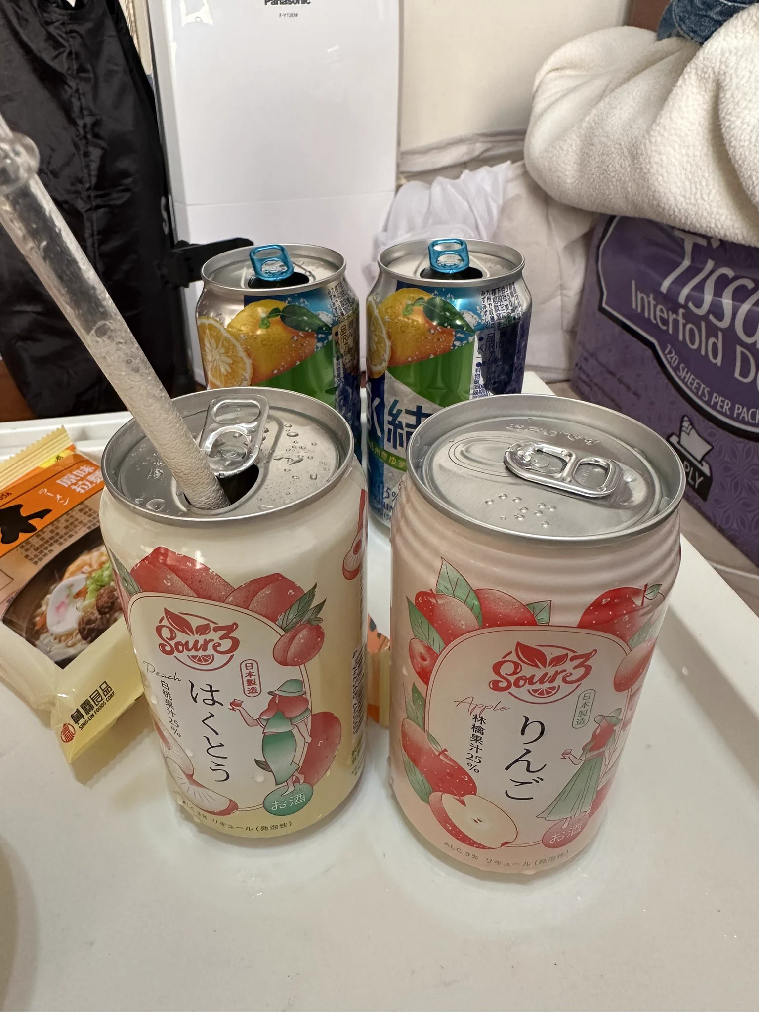 好喝😆管狗狗用吸管喝酒🙄能喝就好😡狗狗的工作吧…就算放假..其實也是拿著公務機24小時待命😖這兩罐也好喝 甜甜的🤤富士山下真的很好聽 狗狗推薦😆 https://t.co/qqv5gJtZ5b