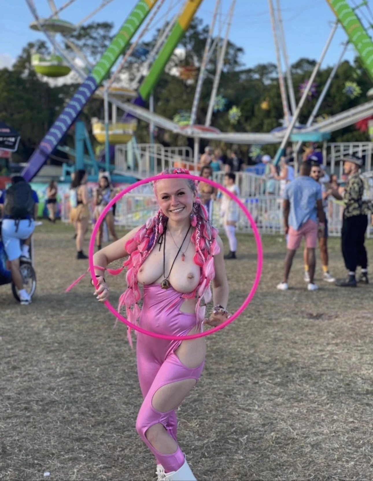 meet me at the ferris wheel i’m here waiting with my tits out 😈https://t.co/iwXPq5dE1x https://t.co/IjHZfDx9h0