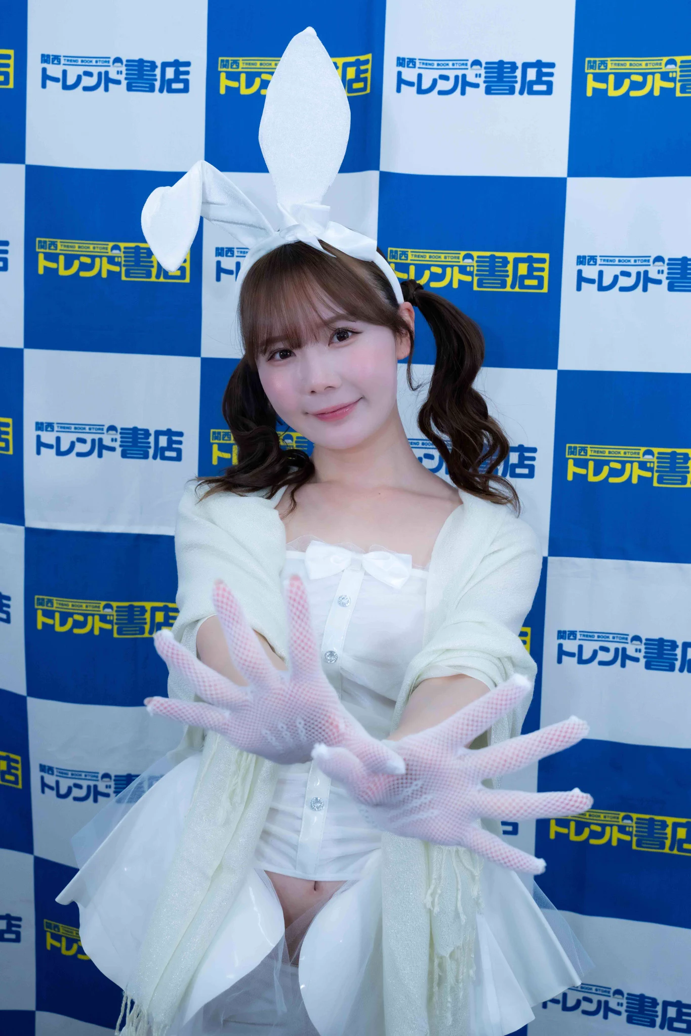 昨年のパチイベで遠巻きに見て以来、ついにイベント参加できました！全然言えなかったが可愛すぎました😆#miru さん 大阪イベント@miruteer_29 ※掲載許可済み#関西トレンド書店 (こちらの写真にサイン頂いた高そうなカメラ持ったカメラ好きの人(-∀-)ﾎﾞｿｯ…w https://t.co/Ze8qWj6FtQ