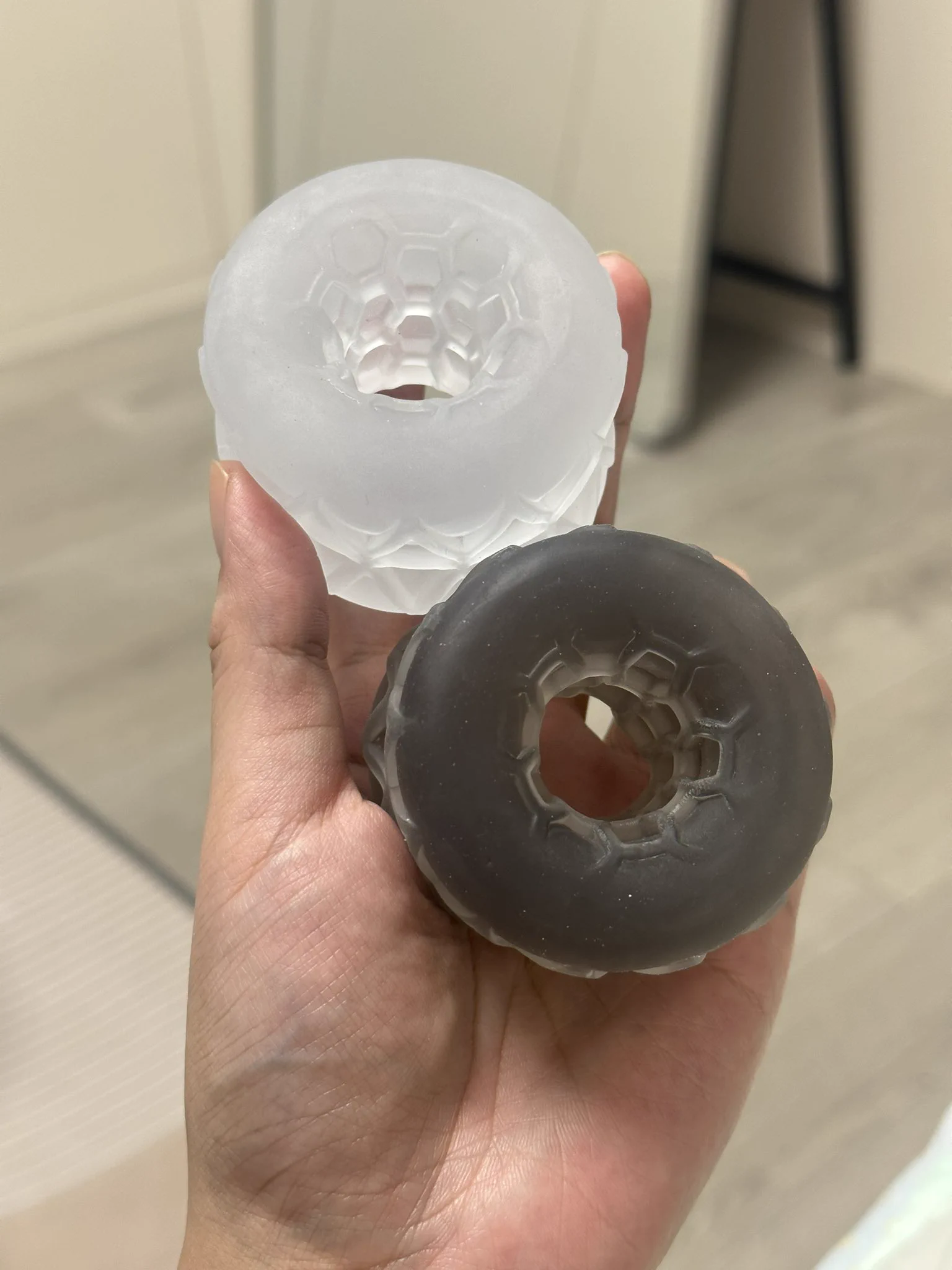 49块一个的飞机杯，其貌不扬…但是身边 认识的男生都反馈特别好用，甚至还给我发了很长的小作文，惊呆。它主要是用来摩擦龟头的，会磨得很舒服……推荐你们都试试，49块啊只要！https://t.co/W1bDJLJyQr https://t.co/bqp4rP0noi