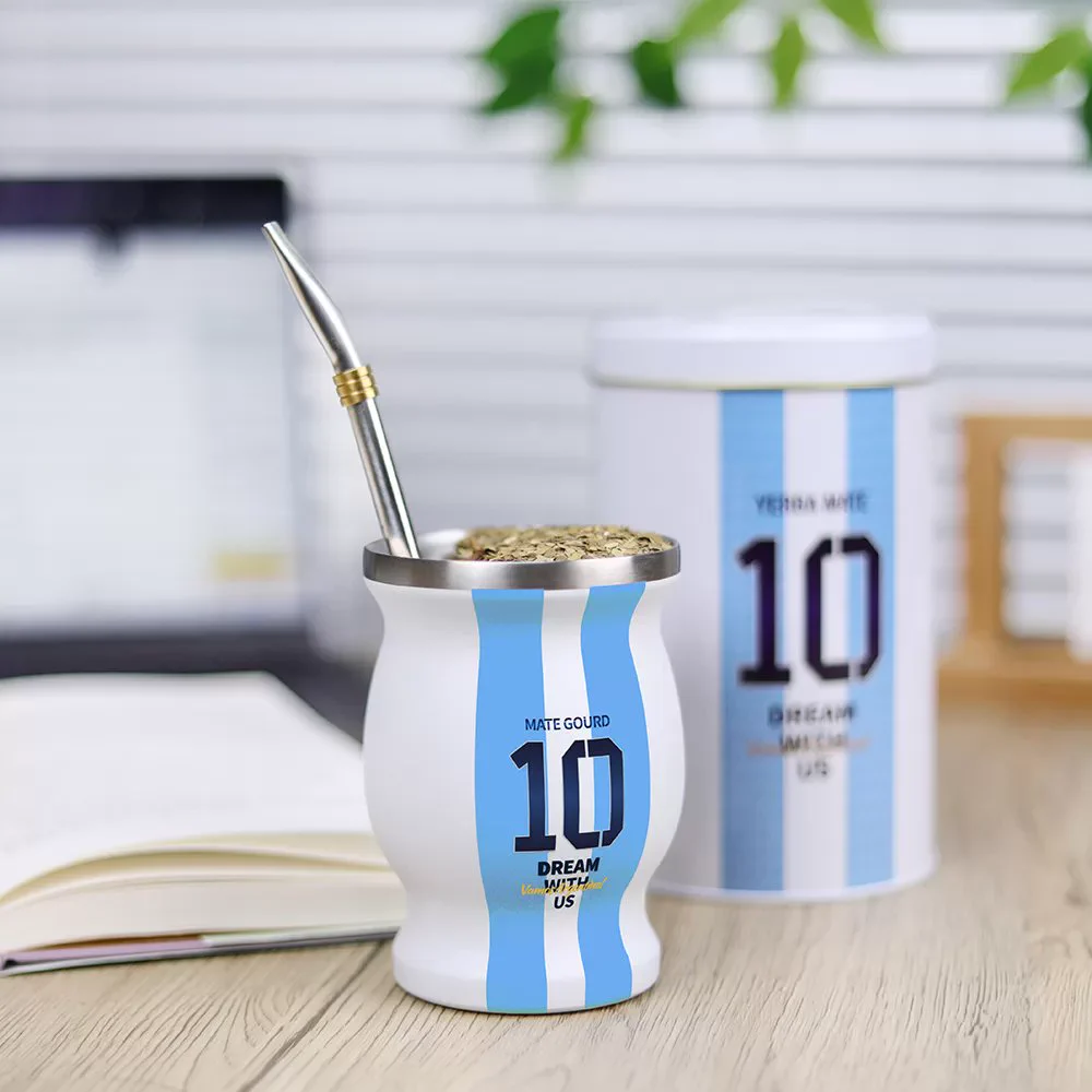 ชุดถ้วยชาเยอร์บา มาเต (Yerba Mate) สวยๆ ครบรอบ 10 ปี ทีม Argentina คว้าชัยชนะในปี 2022ชาเยอร์บา มาเต ยังเป็นเครื่องดื่มสุดโปรดของ Leonel Messi อีกด้วย เพราะมีประโยชน์ต่อสุขภาพหลายอย่าง เช่น- ช่วยให้ตื่นตัว ร่างกายสดชื่น- ช่วยลดน้ำหนัก มีส่วนช่วยลดความอยากอาหาร- ช่วยเสริมสร้างระบบภูมิคุ้มกัน- มีสารต้านอนุมูลอิสระสูงกว่าชาทั่วไปพิกัดถ้วยชาอย่างเดียวhttps://t.co/z2J987PNj3ถ้วยพร้อมชาเยอร์บา มาเตhttps://t.co/aM0EhMH7WV