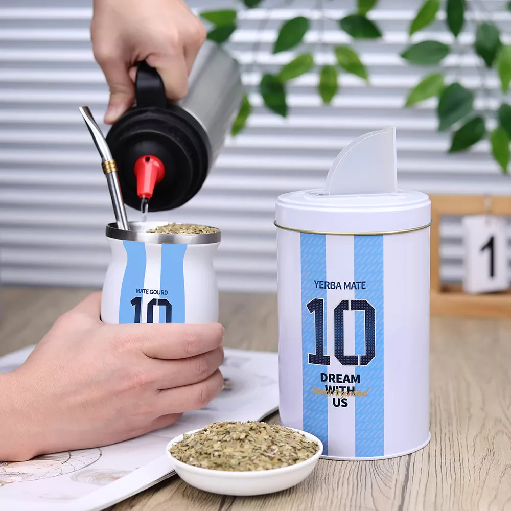 ชุดถ้วยชาเยอร์บา มาเต (Yerba Mate) สวยๆ ครบรอบ 10 ปี ทีม Argentina คว้าชัยชนะในปี 2022ชาเยอร์บา มาเต ยังเป็นเครื่องดื่มสุดโปรดของ Leonel Messi อีกด้วย เพราะมีประโยชน์ต่อสุขภาพหลายอย่าง เช่น- ช่วยให้ตื่นตัว ร่างกายสดชื่น- ช่วยลดน้ำหนัก มีส่วนช่วยลดความอยากอาหาร- ช่วยเสริมสร้างระบบภูมิคุ้มกัน- มีสารต้านอนุมูลอิสระสูงกว่าชาทั่วไปพิกัดถ้วยชาอย่างเดียวhttps://t.co/z2J987PNj3ถ้วยพร้อมชาเยอร์บา มาเตhttps://t.co/aM0EhMH7WV