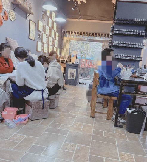 美甲店里真空若无其事的分开腿玩手机，面向众人下身一览无余，但凡有人抬头就会被发现🥲🥲🥲旁边的小哥哥估计早就注意到了偷偷瞄过来好几次，好紧张啊逼水都流沙发上了玩的就是刺激😱😱😱@ToBulma @ToBulaer@KawasawaSen https://t.co/DzTIDaq7T5