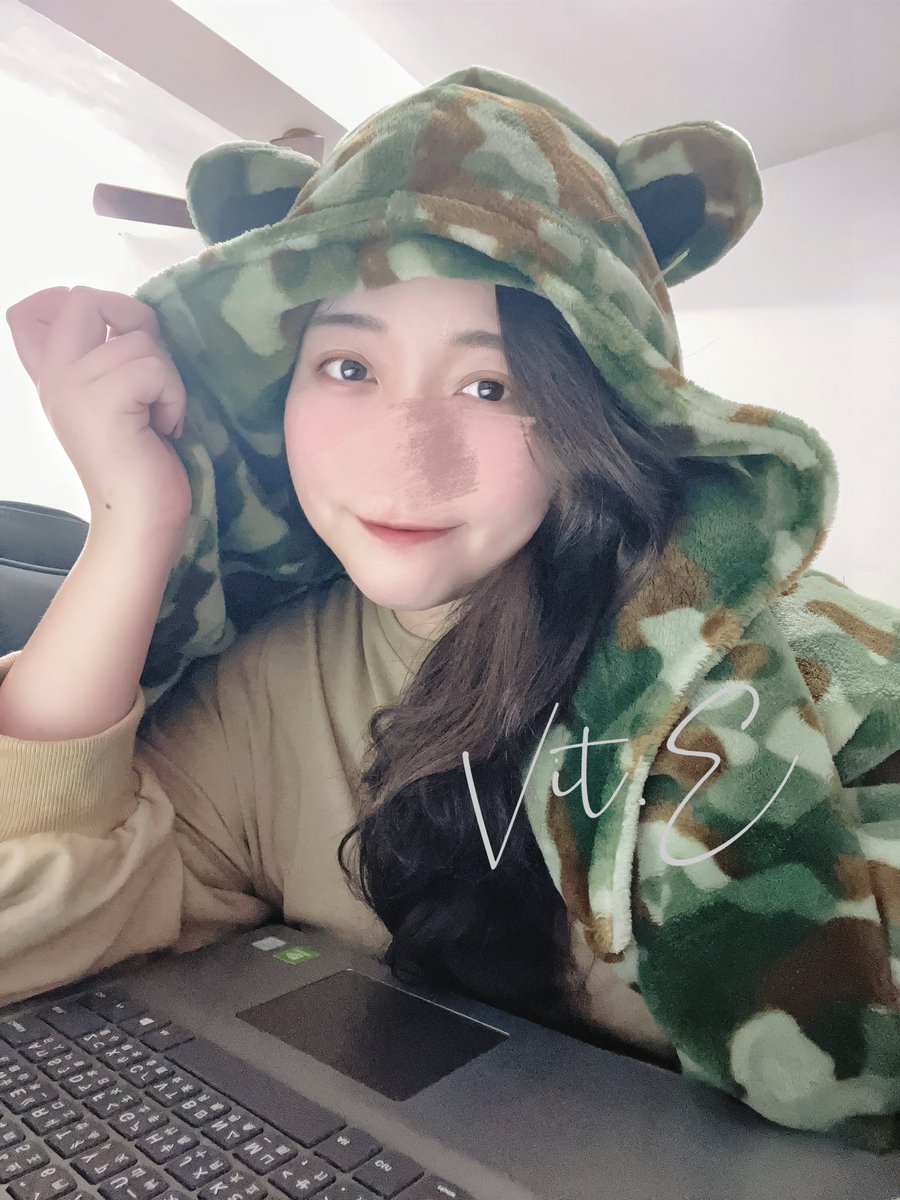 最近天氣很冷
剛好要閉關在家上班一週⸜(* ॑꒳ ॑* )⸝

在家雖然穿著拖鞋但腳趾還是好冰🥶 https://t.co/YYEMjv0PNy