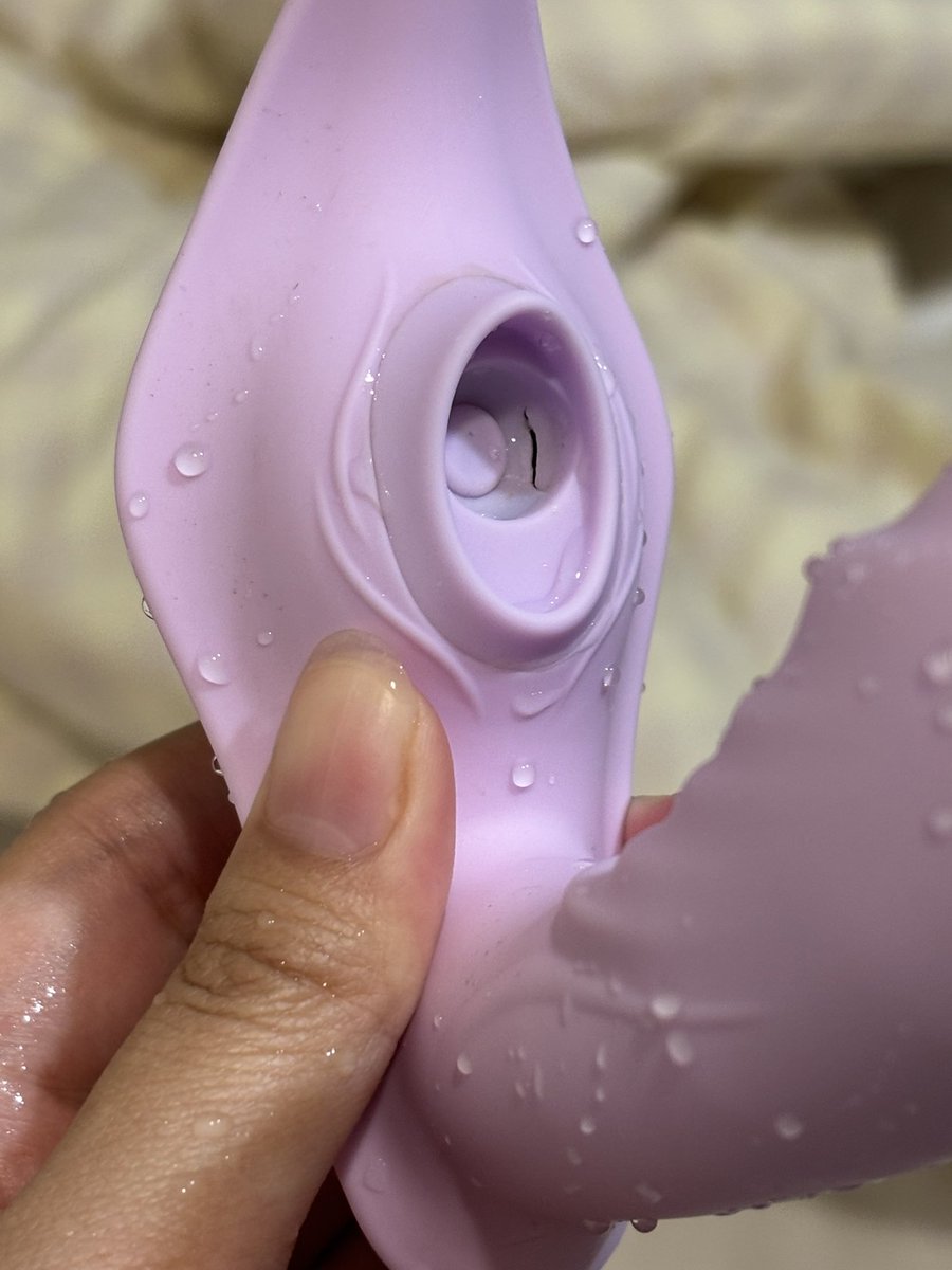 各位還記得這個給我帶來百萬曝光量的小紫嗎！
之前某次在清洗她時因為指甲太尖把刺激荳荳那邊的地方刺破了
破洞之後震動變得很沒力沒辦法雙重刺激讓我達到高潮
於是她就被我丟到冷宮好長一段時間（但還是一直念念不忘
終於在前陣子！
又讓我拿到新的小紫啦😻😻
正好剛剛玩具沒電的時候讓我想到所以就馬上拆封
謝天謝地
全新的玩具還是有電的🥹
馬上拿來救急！！
由於這次是在床上玩的所以有努力的忍住了沒噴水水

小紫還是跟初見時一樣厲害
害我差點尿床🥹