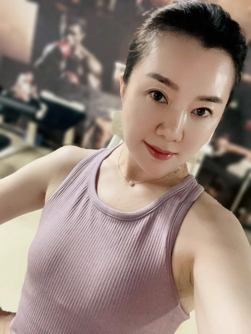 感觉年轻男人和女人生理上的不同，导致年轻男人恋爱更多是为了满足生理欲望（性占绝对因素），而年轻女性是为了寻求精神满足和释放爱，性并不占绝对因素。到了中年又反过来了，大多数中年女人根本不在意有没有爱情了，有也可，无也可，但性必须要有（至少我是这样） https://t.co/HoLmhzY2PI