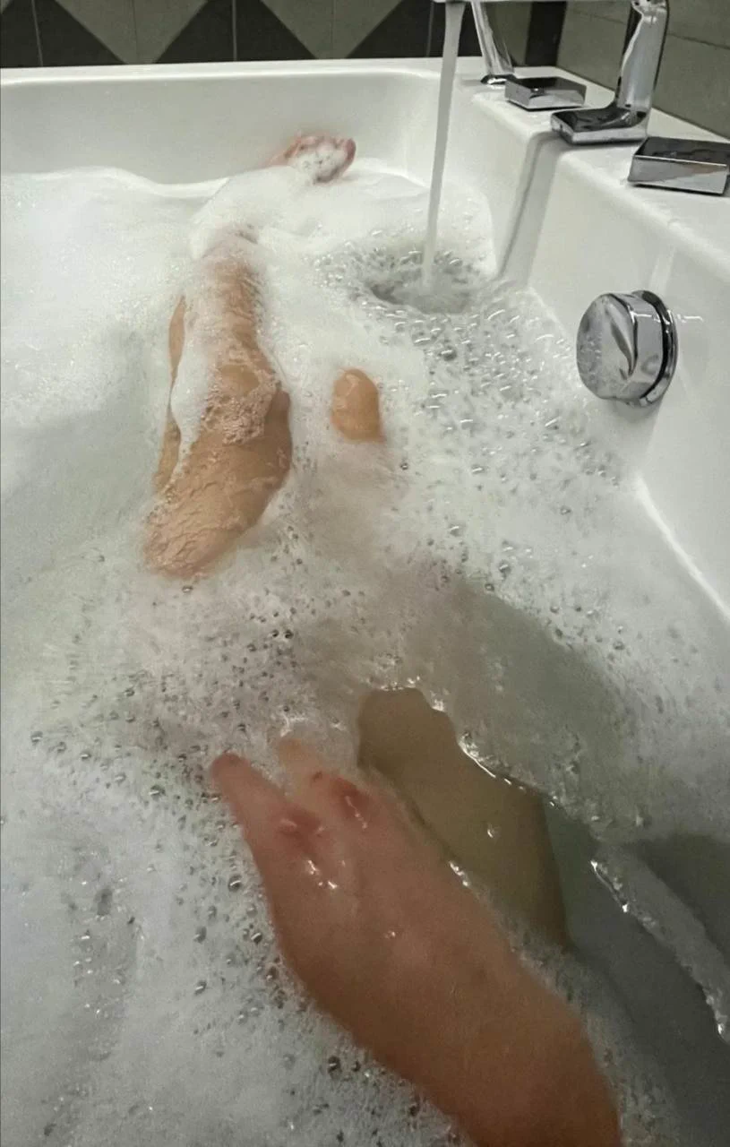 敷个面膜，洗个澡，出门逛街去了，要是有人给我提包就好了😂 https://t.co/Kd646Lq3UL
