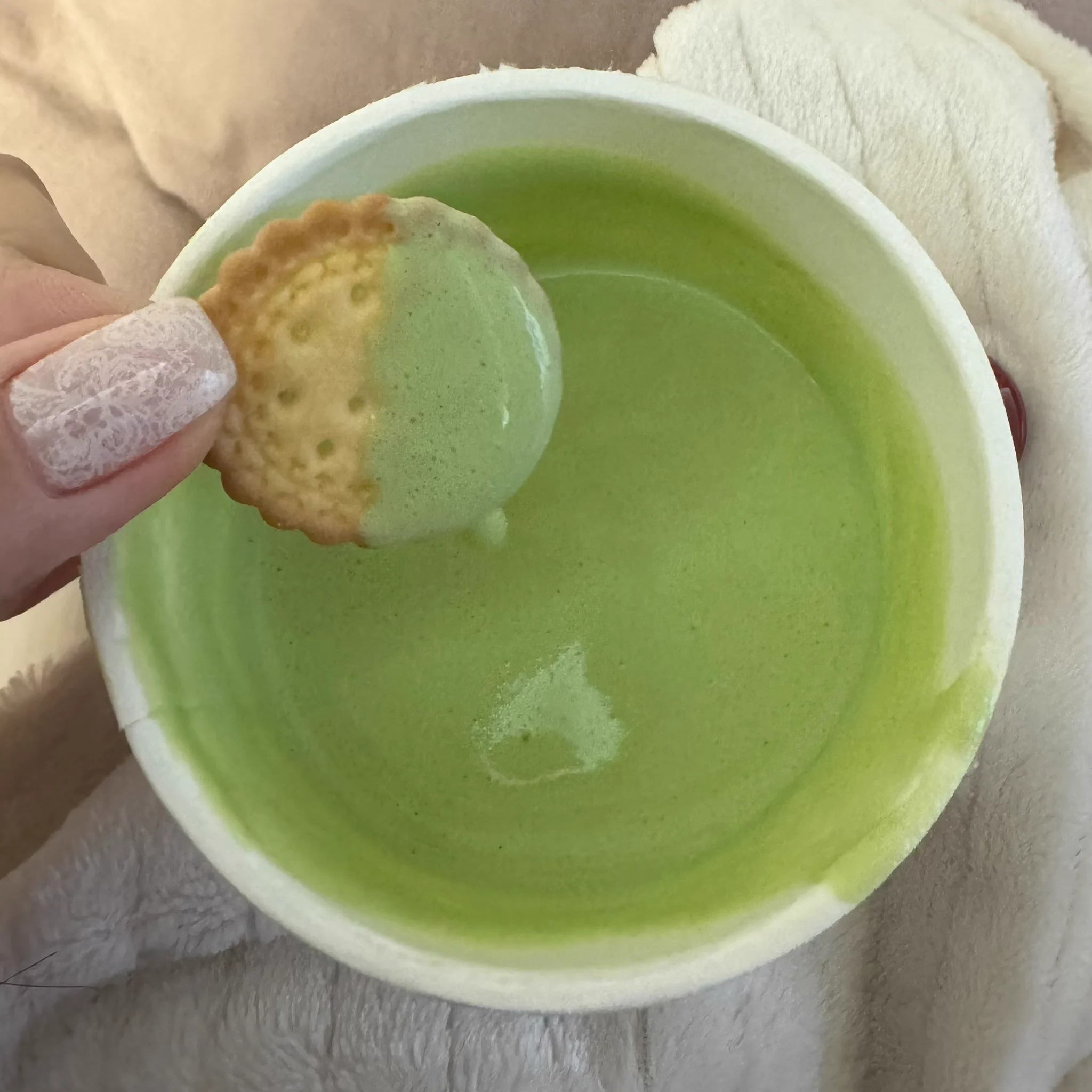 唉你们能懂吗我点了茉莉奶白的开心果芝士分装拿来蘸小饼干吃 好吃的我在床上哇哇哭 https://t.co/VPhcux2AqL