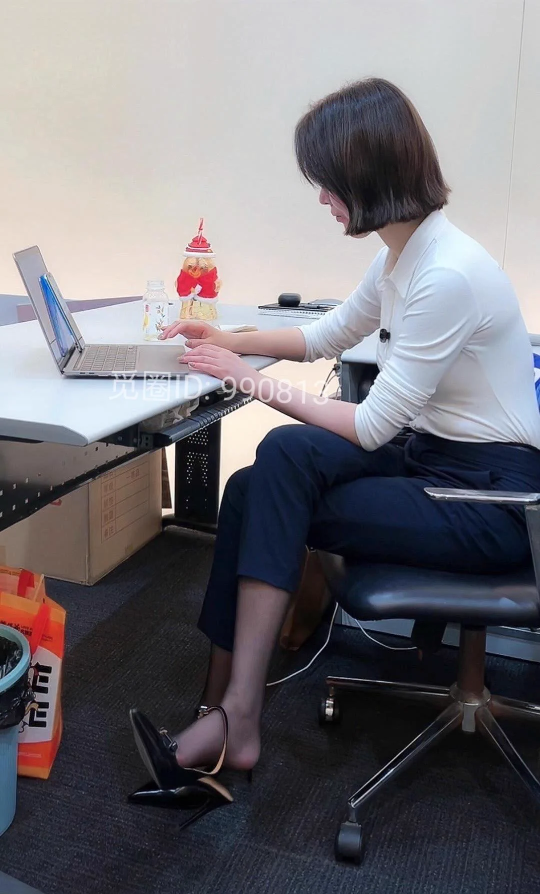 OL的黑丝裤里丝真的太骚了#黑丝控 https://t.co/kSFb9t0JQW https://t.co/mhd8iK3Ezj
