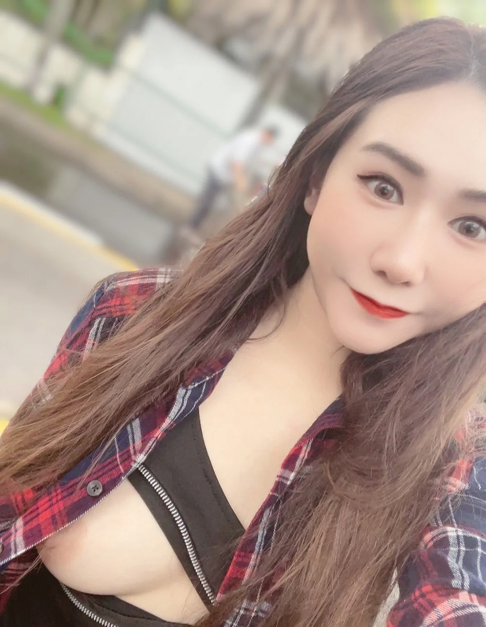剛下樓就聽到樓上大叔叫我美女整個心花怒放🥰害我完全忘記有沒有拉拉鏈這件事..大叔還很貼心的提醒我：哦！妹妹哩阿餒..都不會怕冷哦冷風吹到胸前才發現..乾！被看光光惹(˶‾᷄ ⁻̫ ‾᷅˵)#難怪大叔今天特別熱情 #露出日常放在 IG：27y_luoluo https://t.co/YNxNF2LLyv
