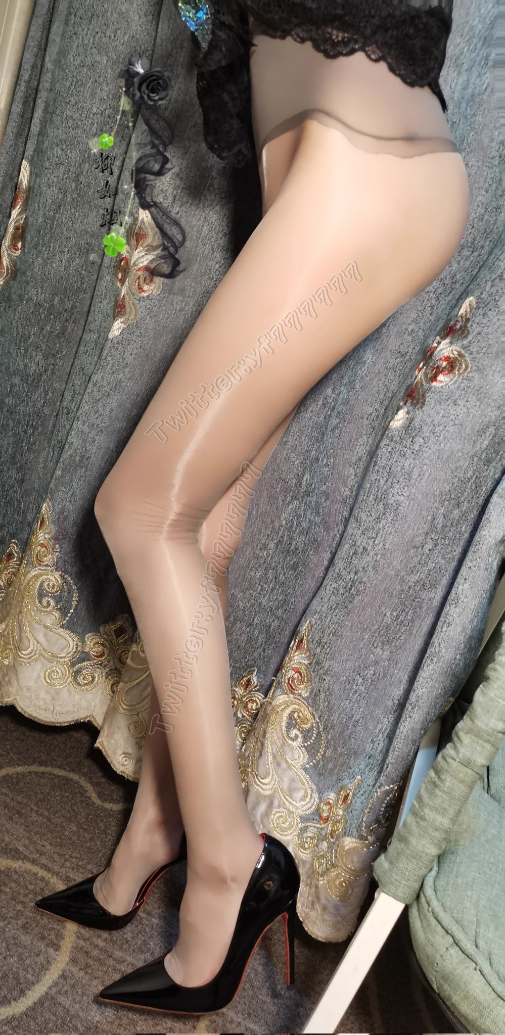 丝袜，宛如第二层肌肤，细腻如诗，将腿部的优雅线条，编织成一幅浪漫的画卷，散发着无声的诱惑。 丝袜轻覆，像是月光洒在静谧湖面，泛起的涟漪都是诱惑的气息，在时光里摇曳生姿。 https://t.co/F4zGtDiKTf