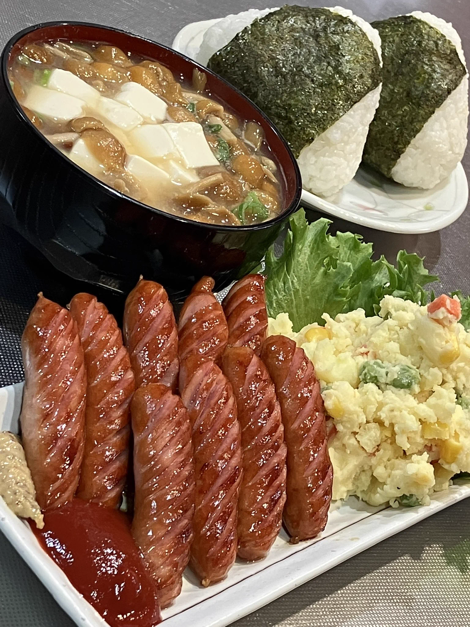 今日はシャウエッセン&amp;ポテサラのおにぎり定食を食べました。おいしかったです。 https://t.co/rRpliN5ofi
