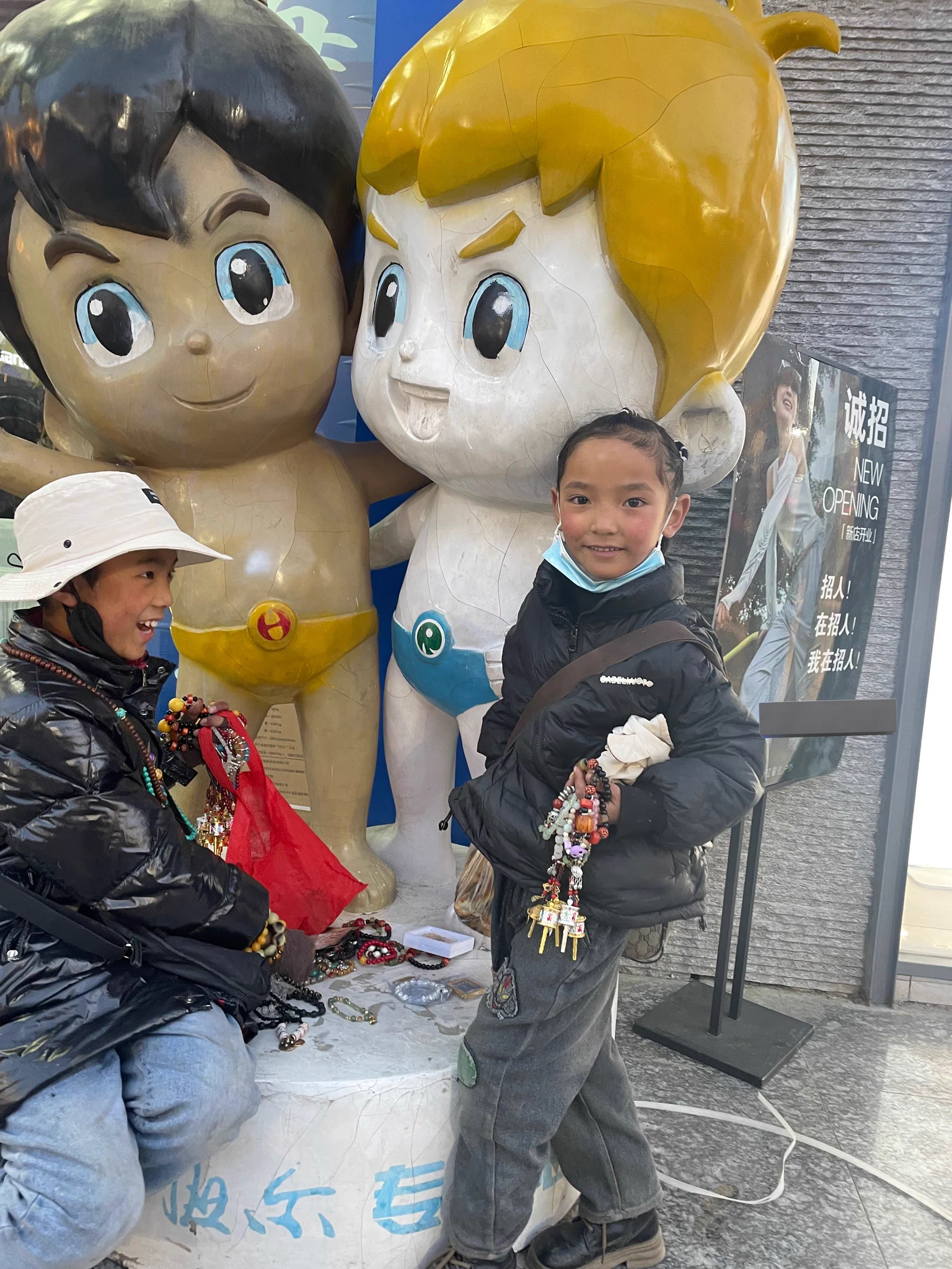 这个小女孩太可爱了  我路过她身边  她跟我说“姐姐你买个手串吧，求求你了”
又问我有没有现金  因为她想去买零食  我没现金   想想就把刚买的牛肉饼给她了  现在我好想吃牛肉饼呀🥹🤲🏻 https://t.co/i5MVzgNdsJ