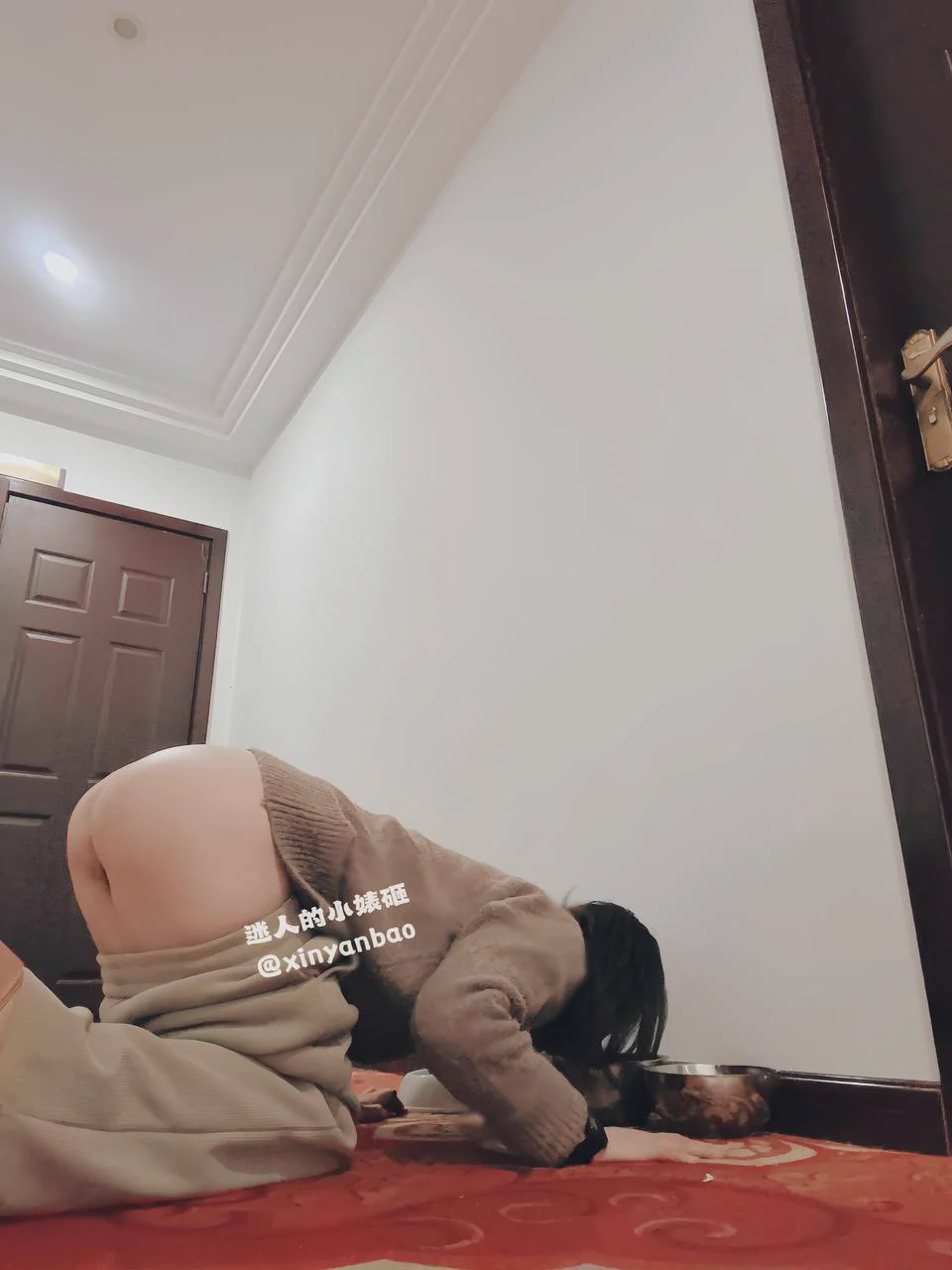 是公司走廊办公室门外撅着屁股吃狗食的小狗🐶🐶来个主人牵我回家吧☺️☺️@ToBulma @ToBulaer@KawasawaSen https://t.co/DPN9h2E6E3