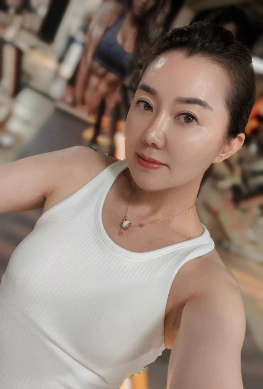 与其在情绪的泥潭中无所适从，不如在运动的爽感中驱散一切～最近姐姐还是很喜欢健身的，就是出汗比较多一套衣服都不够换… 突发奇想，如果在练腿时候，就这样被人插入进来，会不会瞬间就达到欢愉的最高点…挺想试试… https://t.co/TOGK16IkiB