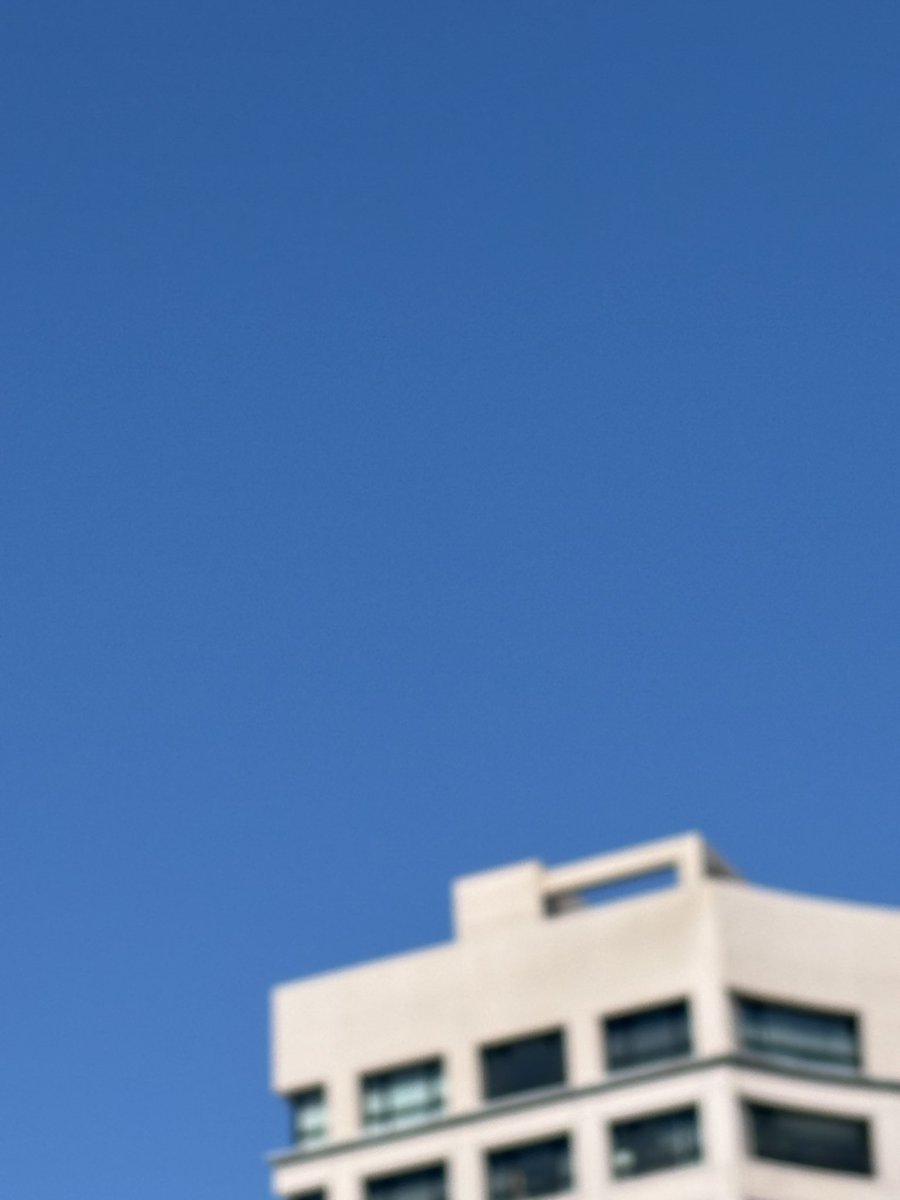 天氣超級好
整片天空完全沒有雲
是該出門走走
今天一點也不冷 https://t.co/a56pAbwPtd