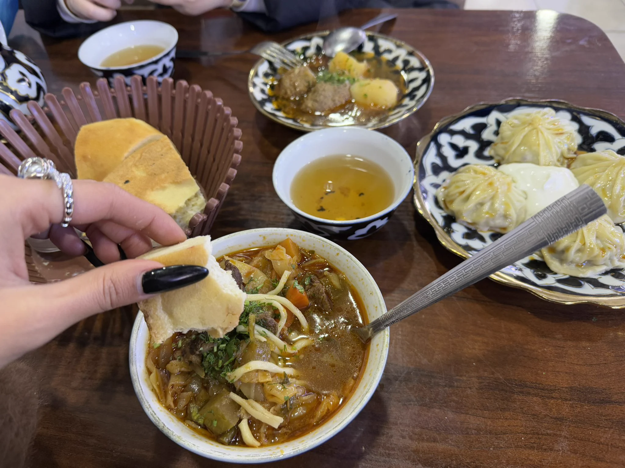 最近一些土老冒吃在乌兹别克。图一是今天早上民宿房东准备的每人七个碟大型早饭，为了显得礼貌还在努力进食但是，但是（吃不下了 https://t.co/xZ2BLEhjf6