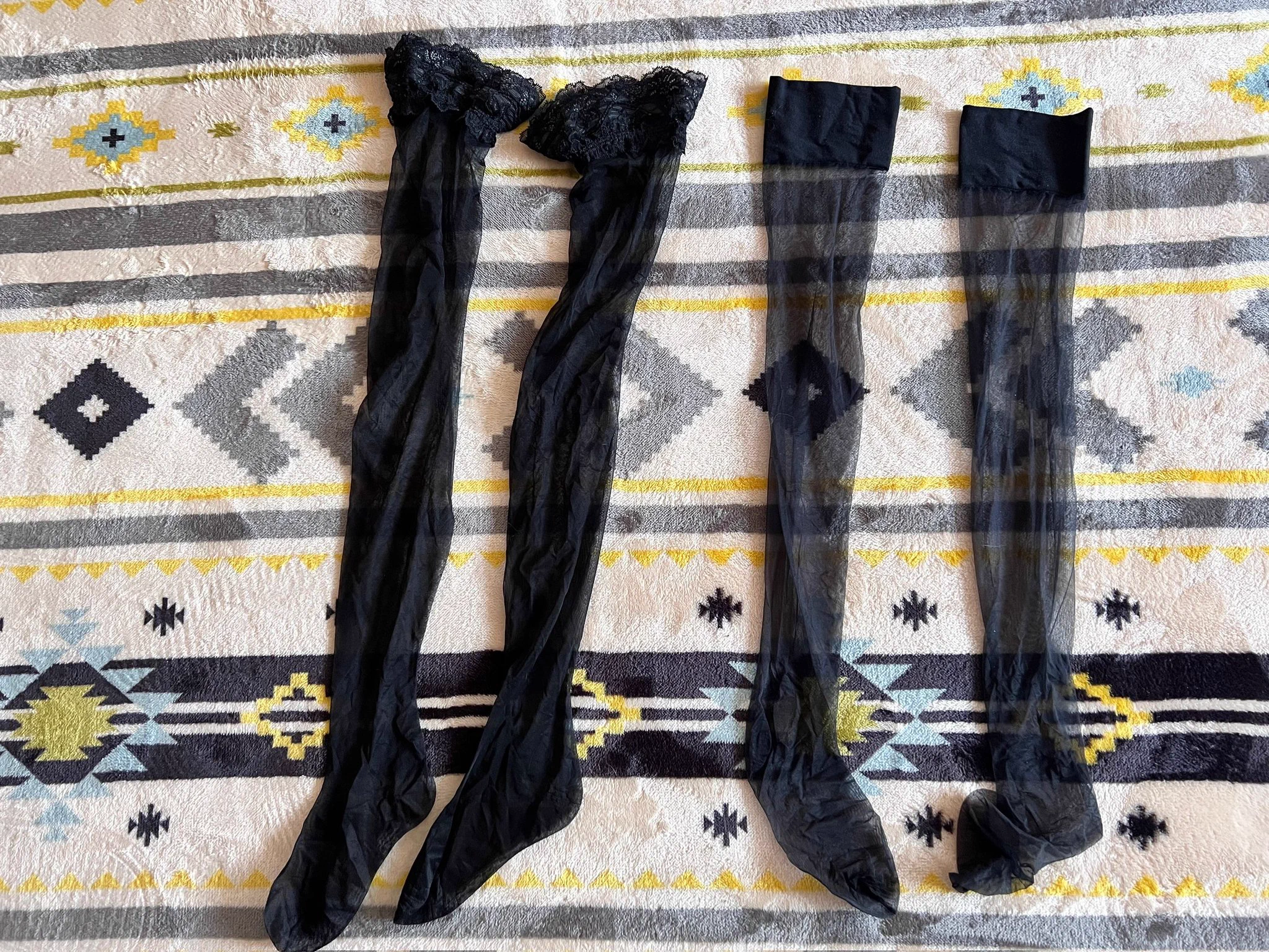 厦门同好赠送的两双黑丝，群内已有老哥享用。不得不说两双黑丝都是极品，脚部都已经穿出脚形了。 https://t.co/F9fRC13aCL