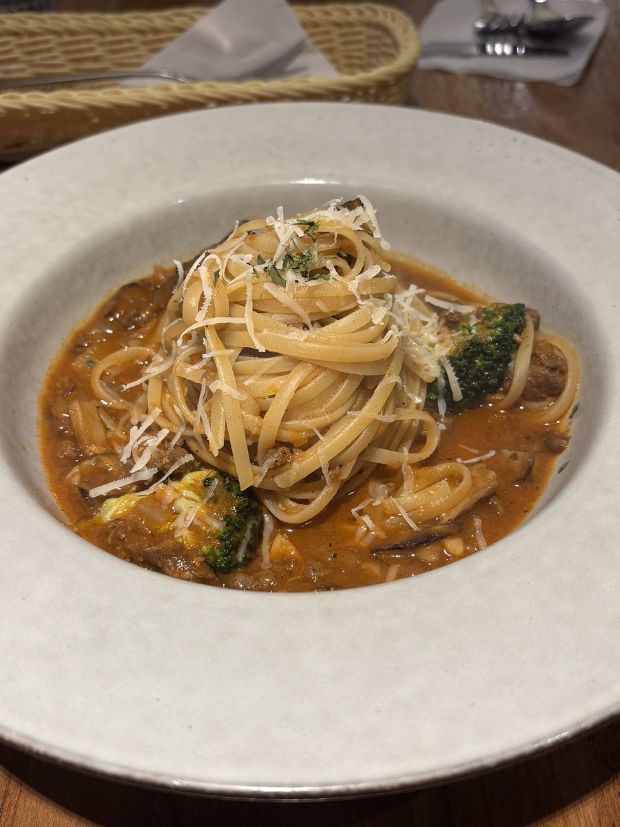 謝Jason 哥帶我認識2位新朋朋：@yi21718 和@bizui0201541045 
今天一起吃飯聊天很開心！
讓已經很久沒社交的我也感受到了交朋友的快樂🥹

話說@JasonZhong1105 居然自詡是我靈魂伴侶ㄟ會不會太自戀😻
好啦
謝謝你像關懷弱勢一樣關心我的狀況給我幫助和建議
我也愛你啦哈哈哈哈

*然後Jason說要強調食物很好吃所以補上照片