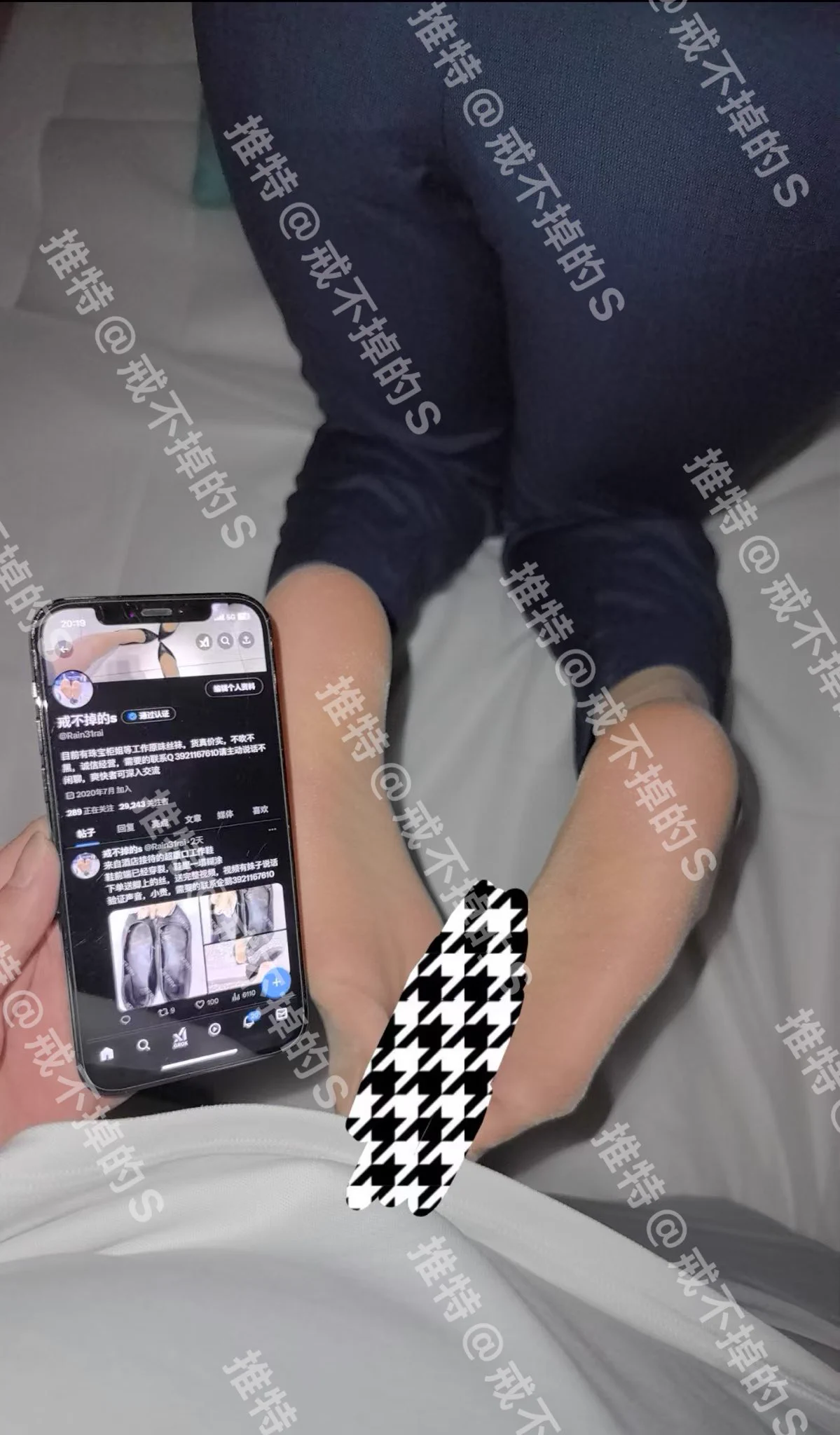 #柜姐 情人节快乐，这是一条新鲜的推已婚柜姐情人节私人影院看看电影玩玩丝足，忙了一天下班穿着工服就来了，丝脚湿乎乎的，搓着鸡是真舒服。骗她老公今天特别忙下班会很晚，射了丝袜脚又赶紧大战了一次，赶忙回家陪老公过情人节了，真是罪恶啊 https://t.co/x19Ccfz0HT