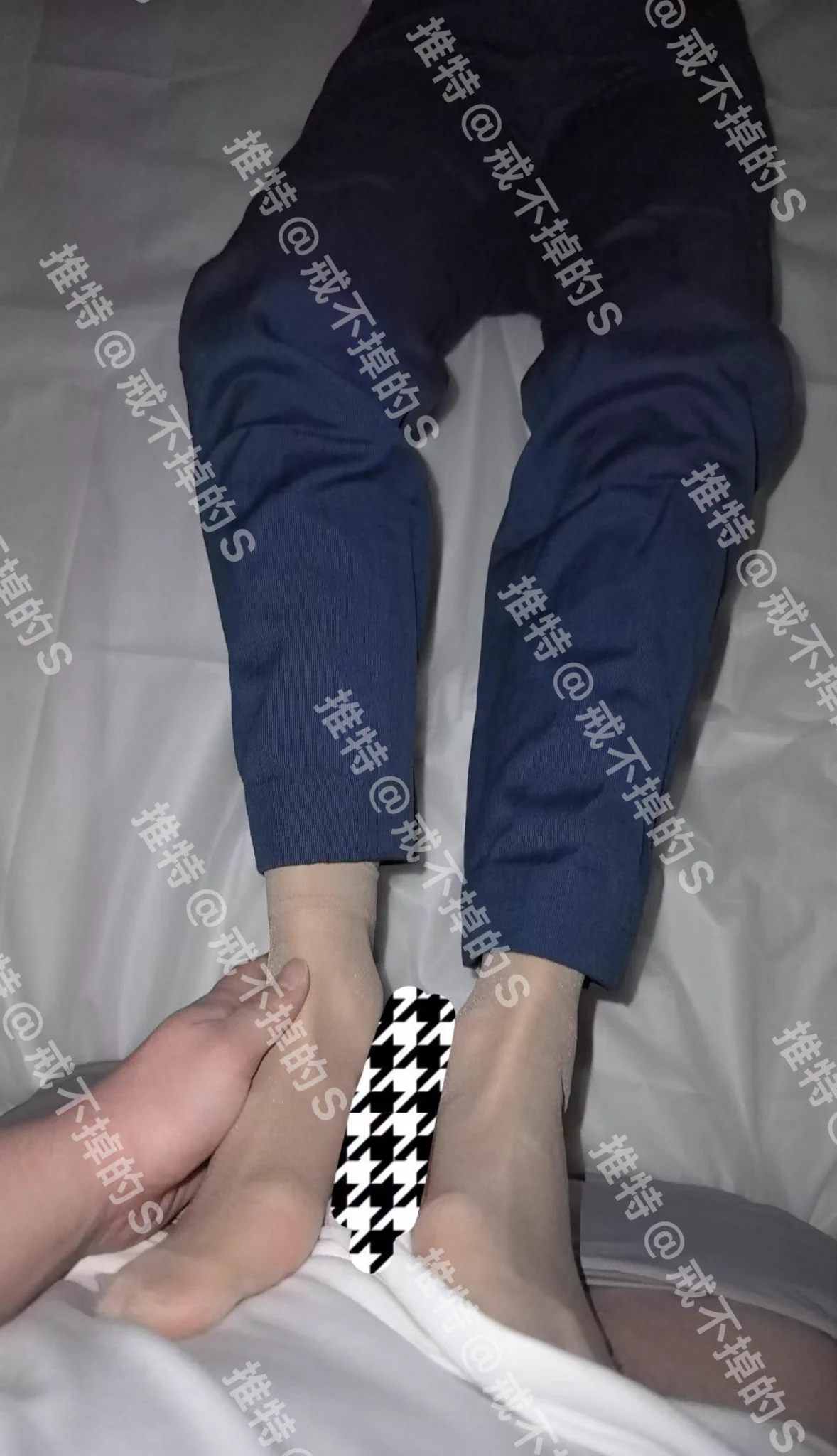 #柜姐 情人节快乐，这是一条新鲜的推已婚柜姐情人节私人影院看看电影玩玩丝足，忙了一天下班穿着工服就来了，丝脚湿乎乎的，搓着鸡是真舒服。骗她老公今天特别忙下班会很晚，射了丝袜脚又赶紧大战了一次，赶忙回家陪老公过情人节了，真是罪恶啊 https://t.co/x19Ccfz0HT