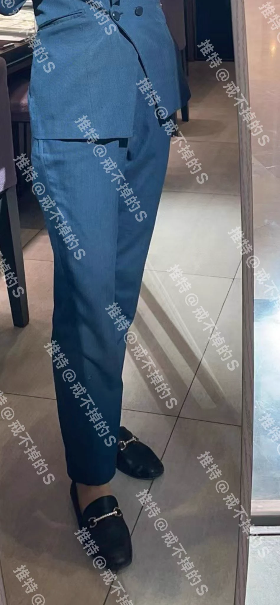 #柜姐 情人节快乐，这是一条新鲜的推已婚柜姐情人节私人影院看看电影玩玩丝足，忙了一天下班穿着工服就来了，丝脚湿乎乎的，搓着鸡是真舒服。骗她老公今天特别忙下班会很晚，射了丝袜脚又赶紧大战了一次，赶忙回家陪老公过情人节了，真是罪恶啊 https://t.co/x19Ccfz0HT