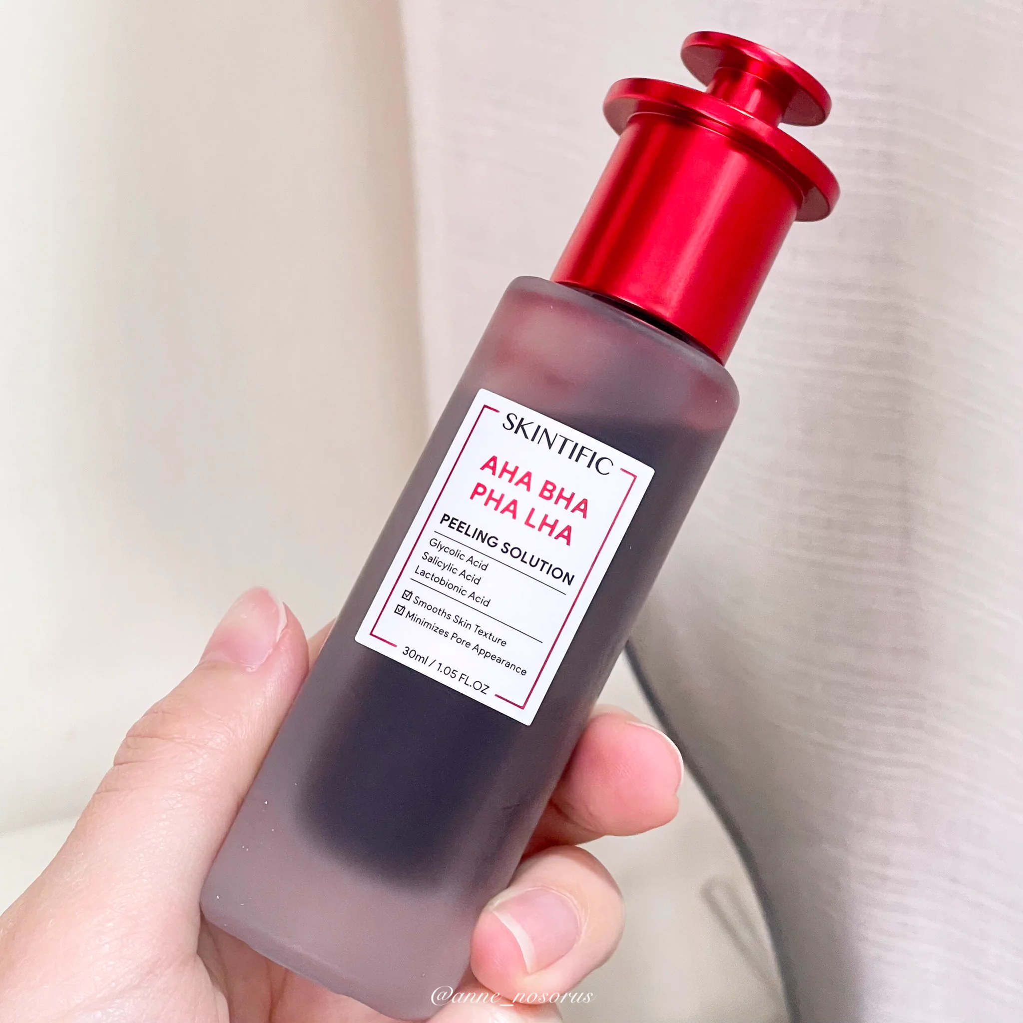 เห็นหลายคนพูดถึงมาส์กแดง Skintific Peeling Solution เป็นเซรั่มผลัดเซลล์ผิวตัวนี้คือช่วยให้ผิวเนียนขึ้น รอยสิวจางลง ผิวกระจ่างใสขึ้น 📍วิธีใช้คือทาบางๆทิ้งไว้สัก 60 วินาที แล้วไปล้างออกได้ ใช้แค่อาทิตย์ละ2-3ครั้งก็พอ👍🏻แล้วทาสกินแคร์ได้แต่สกินแคร์ที่ใช้หลีกเลี่ยงจำพวกกรดไปก่อนนะ เน้นโบกพวกมอยซ์เจอร์ไรเซอร์เข้าไป #skintific #skintificTH