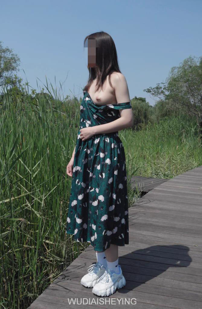 消失的大神 无敌爱摄影🔥绿色的裙子👗配绿色肛塞这个打了乳环的母狗真听话☺️ https://t.co/Vb2bv8UH5h