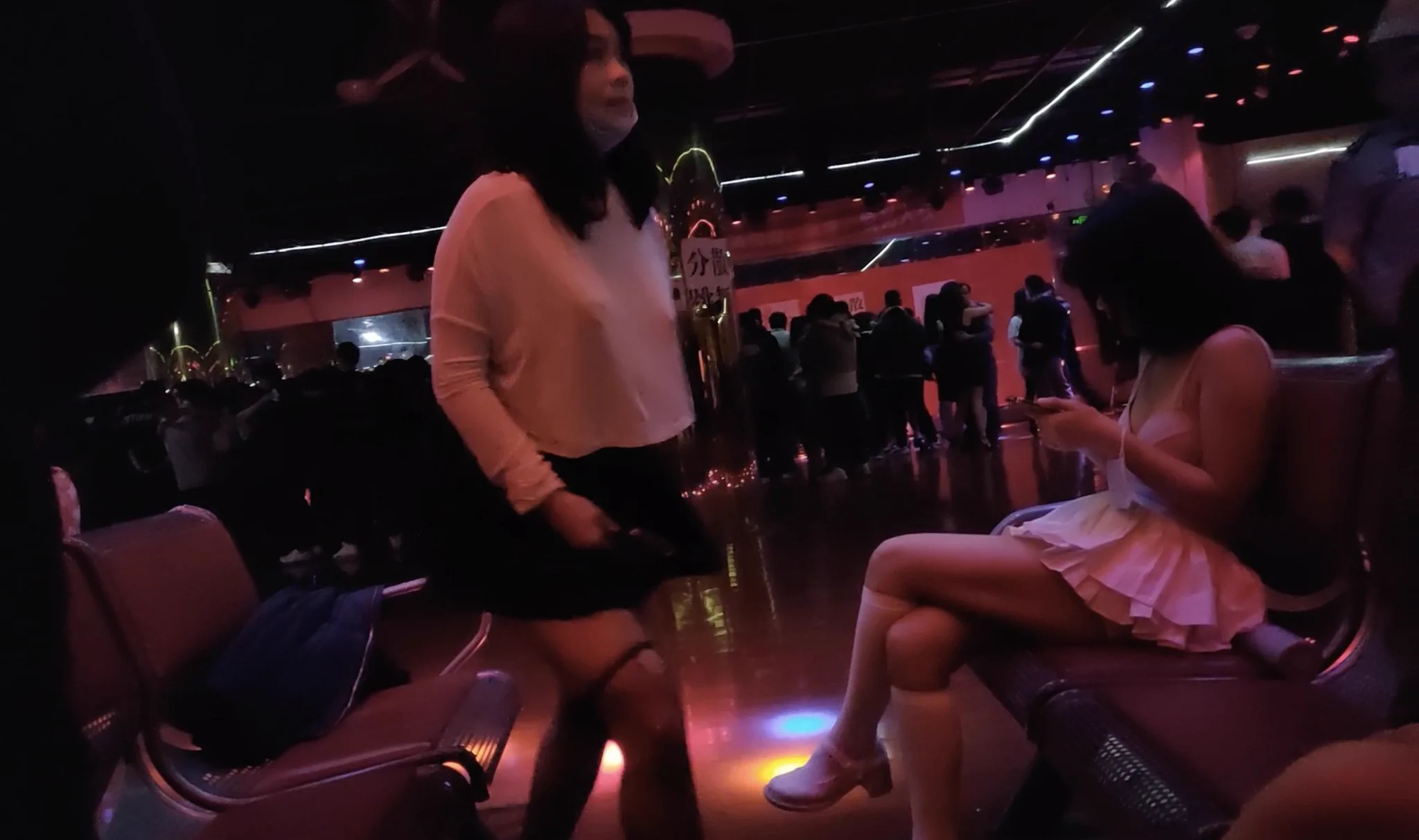 你猜这个姐姐有没有穿内衣?舞厅里面有些舞女因为年龄颜值的关系,没什么生意。为了揽客挣钱,对于舞客的要求都能满足。 https://t.co/RYzNxqCD4f