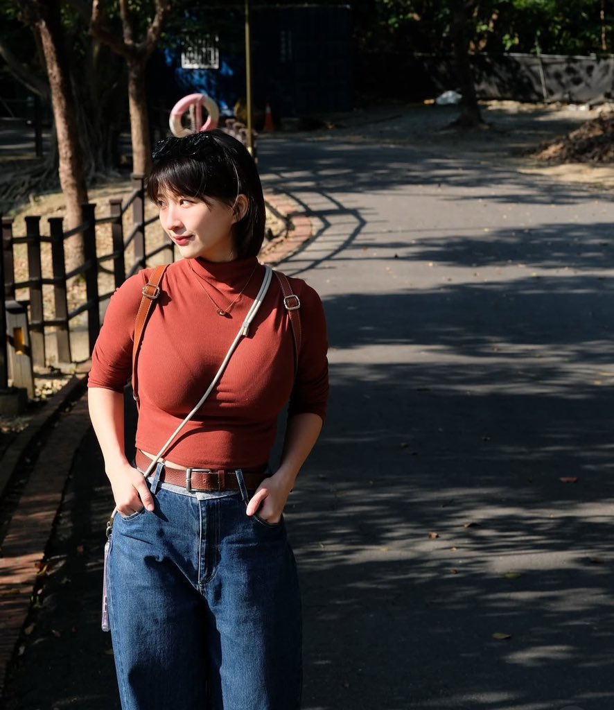 難得一家人都穿紅通通的，沒想到過年的照片反而是這個中途停留的公園拍最多。 https://t.co/7327kOLfOi