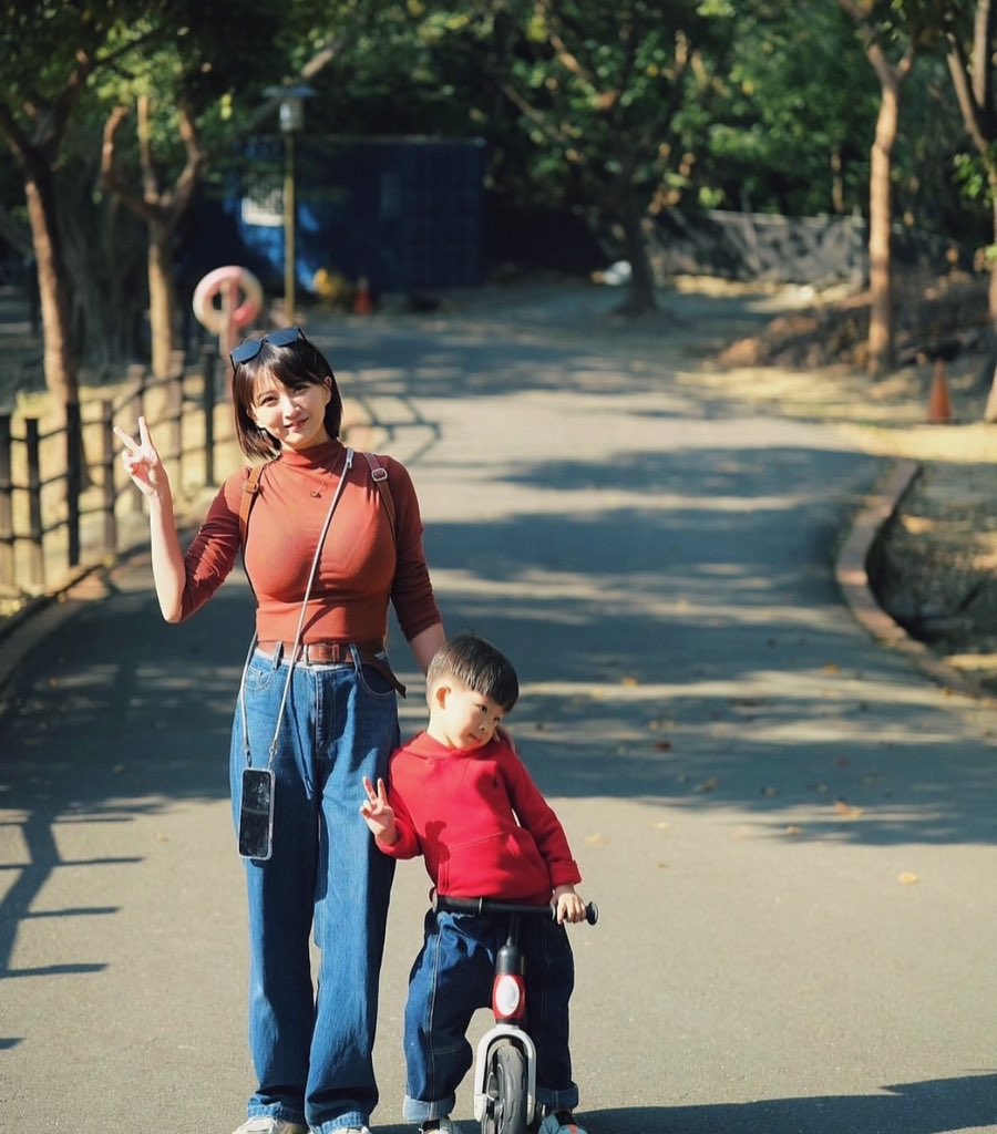 難得一家人都穿紅通通的，沒想到過年的照片反而是這個中途停留的公園拍最多。 https://t.co/7327kOLfOi