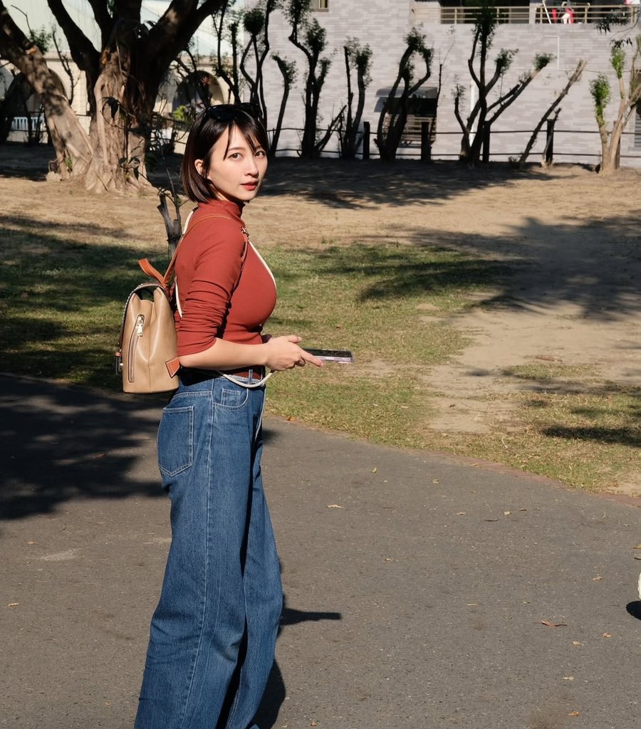 難得一家人都穿紅通通的，沒想到過年的照片反而是這個中途停留的公園拍最多。 https://t.co/7327kOLfOi