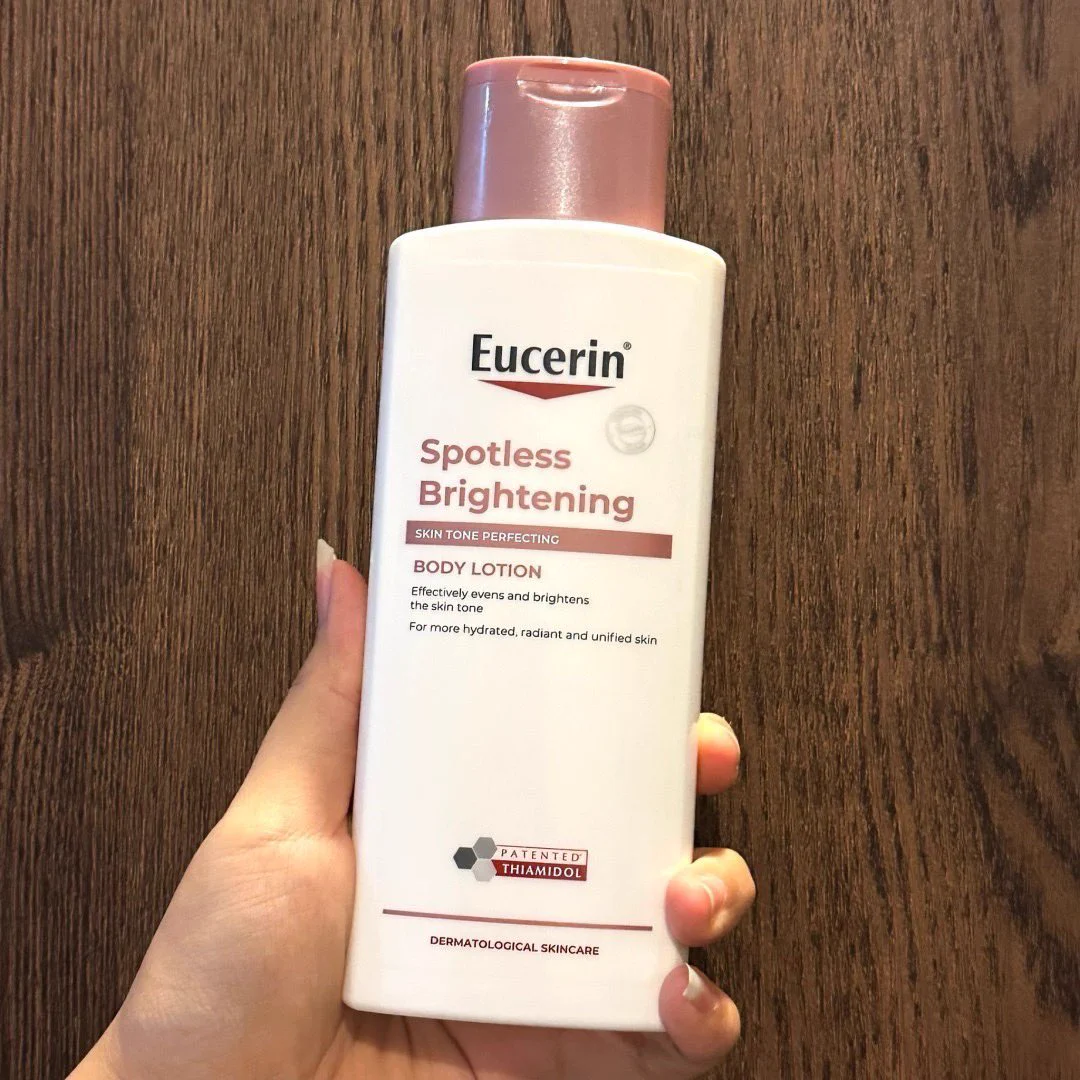 ช่วงนี้แดดแรงมากผิวคล้ำไม่รู้ตัว + ผิวแห้งสุด ๆ ได้ Eucerin Thiamidol Body Lotion มาช่วยให้ผิวขาวกระจ่างใสขึ้นมาก เนื้อโลชั่นซึมไวไม่เหนียวเหนอะหนะ ทาแล้วชุ่มชื้นทั้งวันเลย เหมาะสำหรับคนต้องกู้ผิวหมอง ผิวคล้ำ หรือมีรอยดำตามตัวมากเพราะมีไทอามิดอล สารไบร์ทเทนนิ่งประสิทธิภาพดีที่ที่สุดจากยูเซอริน ช่วยยับยั้งรอยดำและคล้ำเสียตั้งแต่ต้นตอใส่ลงมาด้วย ตอนนี้คือผิวดูดีขึ้นมาก รอยดำตรงขาคือจางลงเยอะอะ ชอบๆๆ👍🏻🫶🏻 #ใช้ดีบอกต่อ #EucerinThailand #โลชั่นผิวขาว #ไทอามิดอลบอดี้โลชั่น