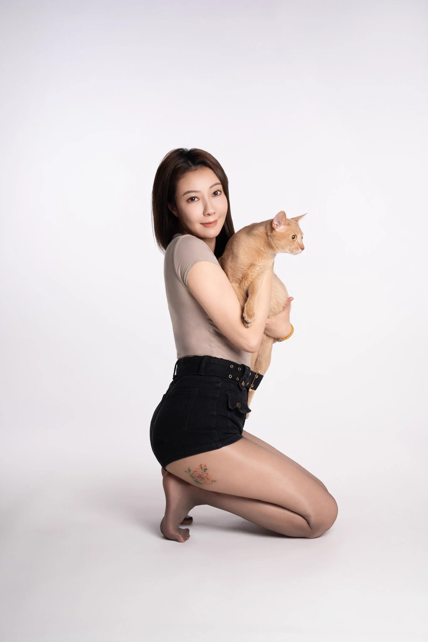 我们家多多比今天一岁啦，2月20号是一只双鱼喵🐱！附两张第一次跟两个月的他见面的照片，宠物是家人、是陪伴、也是我的主治医师，直播间上蹿下跳也让我再面对各种问题的时候变得柔软了很多，淘气鬼、混世魔王、小精灵，感受幸福，享受当下，多多比，生日快乐🎂 https://t.co/nxkF4iCNrB