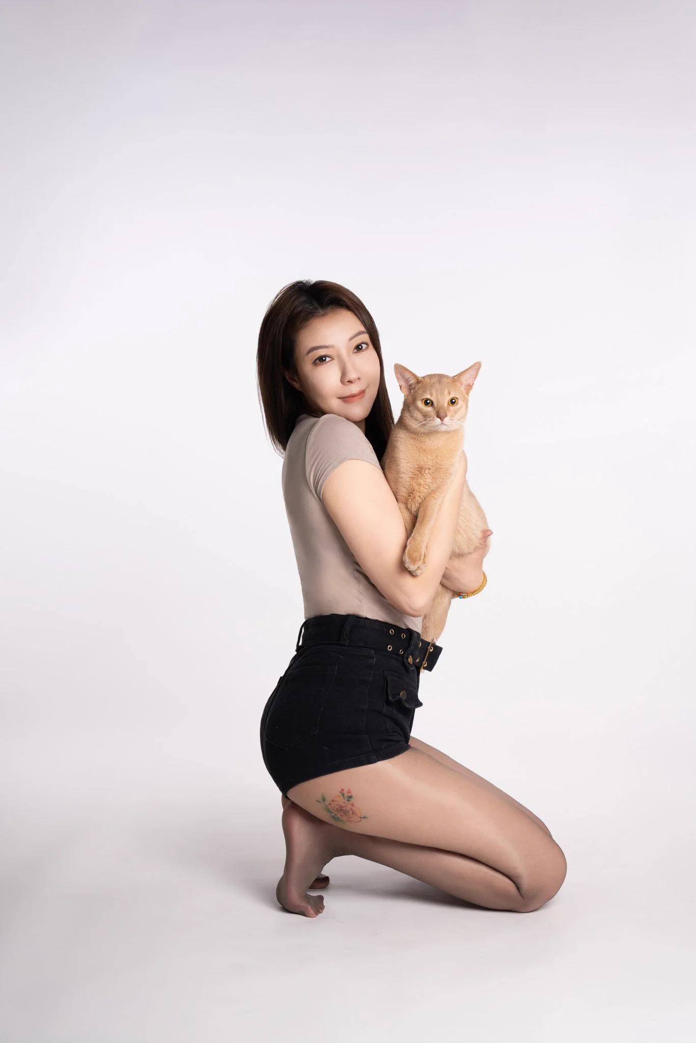 我们家多多比今天一岁啦，2月20号是一只双鱼喵🐱！附两张第一次跟两个月的他见面的照片，宠物是家人、是陪伴、也是我的主治医师，直播间上蹿下跳也让我再面对各种问题的时候变得柔软了很多，淘气鬼、混世魔王、小精灵，感受幸福，享受当下，多多比，生日快乐🎂 https://t.co/nxkF4iCNrB
