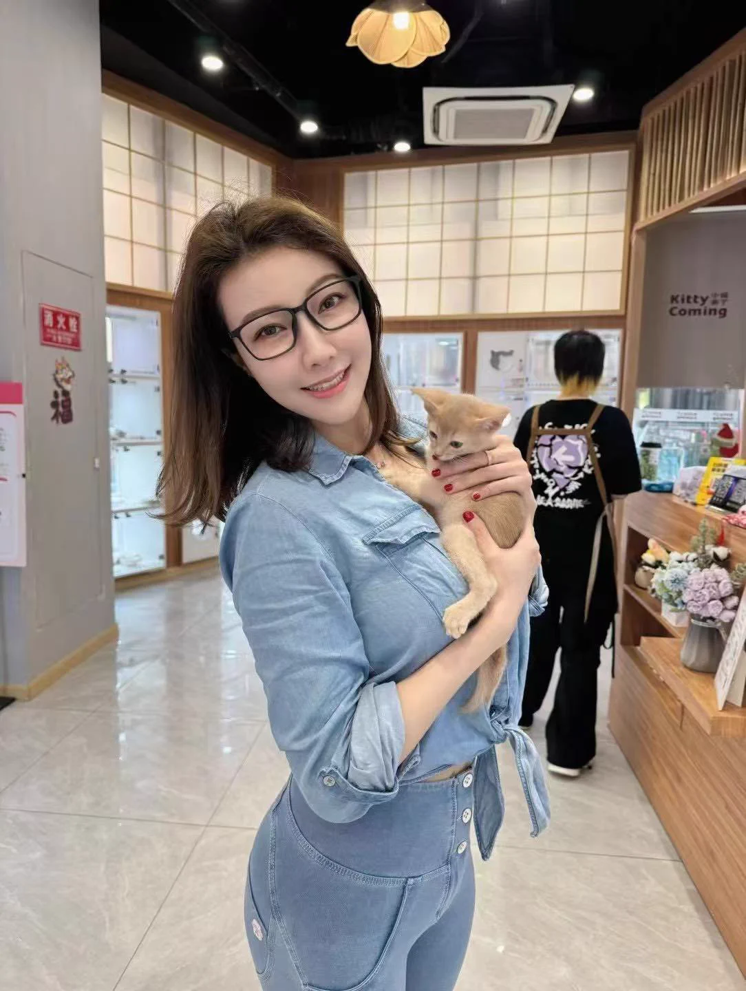 我们家多多比今天一岁啦，2月20号是一只双鱼喵🐱！附两张第一次跟两个月的他见面的照片，宠物是家人、是陪伴、也是我的主治医师，直播间上蹿下跳也让我再面对各种问题的时候变得柔软了很多，淘气鬼、混世魔王、小精灵，感受幸福，享受当下，多多比，生日快乐🎂 https://t.co/nxkF4iCNrB