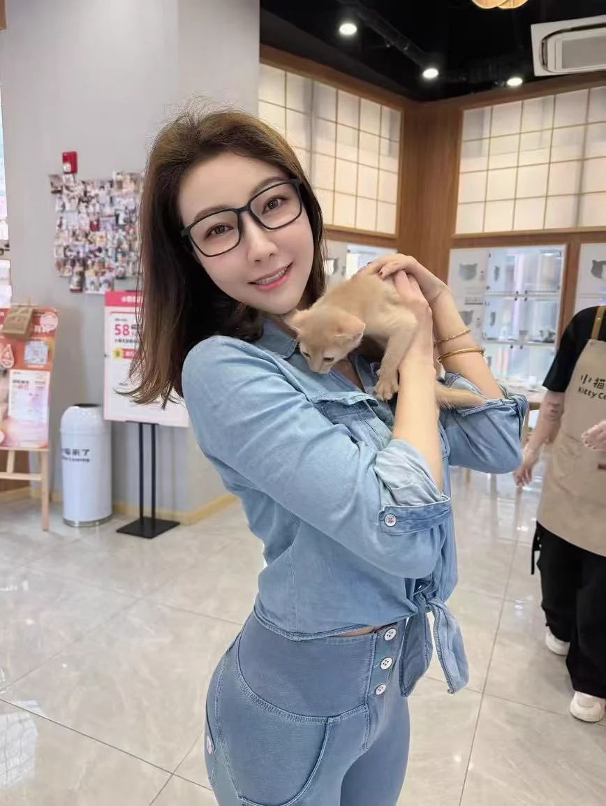 我们家多多比今天一岁啦，2月20号是一只双鱼喵🐱！附两张第一次跟两个月的他见面的照片，宠物是家人、是陪伴、也是我的主治医师，直播间上蹿下跳也让我再面对各种问题的时候变得柔软了很多，淘气鬼、混世魔王、小精灵，感受幸福，享受当下，多多比，生日快乐🎂 https://t.co/nxkF4iCNrB