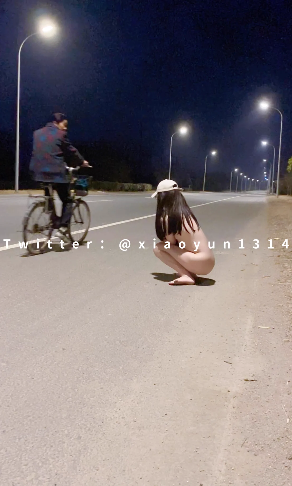 ♡马路边脱光全裸！♡被一个接着一个的路人围观！♡被他们看着自己的裸体！♡心里真的觉得自己就是个没有尊严的肉便器！ https://t.co/WcEZghGwPQ