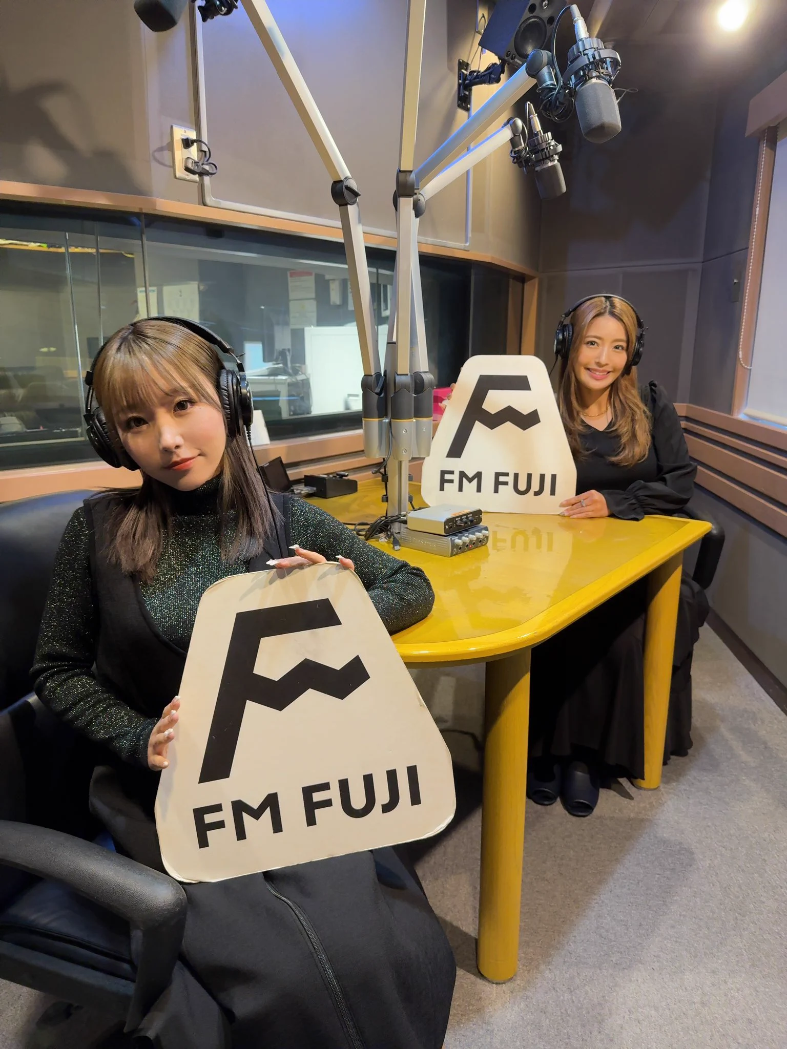 本日FM FUJIでラジオ収録してきました📻🎧🎶3月1日より、毎週土曜24:00～24:30橋本梨菜さん(@rinasketch )と2人でパーソナリティを務めさせていただきます！その名も『TREND WAVE』🌊初MC緊張したけど楽しかったᐠ( ᐢ ᵕ ᐢ )ᐟ https://t.co/AA2mlxUvtb