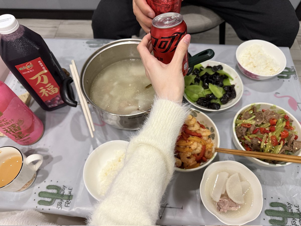 去成都的粉丝家玩～
他说他认识我是因为买了我的倒膜觉得很爽 很想见见我真人 对我的经历很感兴趣😳
给我亲自下厨做了好吃的～还给我画了一副我的画☺
这两天聊了很多 哥哥也是个很好很温柔 内心很有力量的人～他说我虽然经历了很多 但内心还是单纯可爱的小女孩
我好爱我的粉丝宝宝呜呜呜～🥰 https://t.co/YXvs0j9tSe