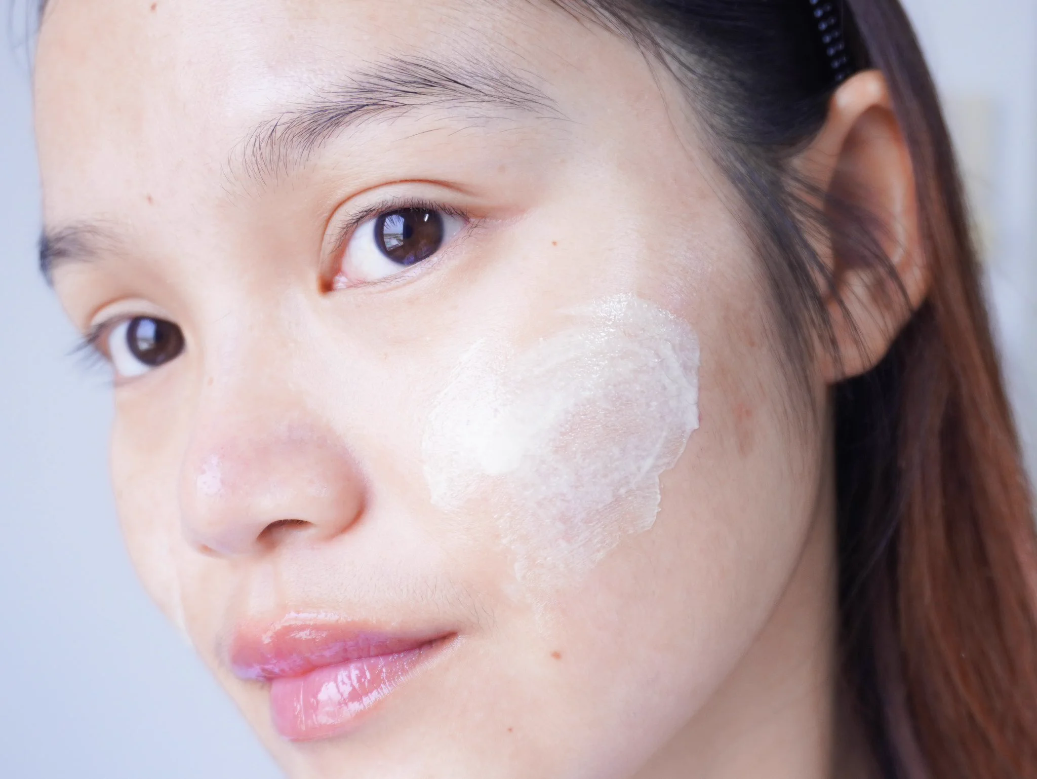 แดดแรงแค่ไหนเอาอยู่ทุก UV จากแสงแดด La Roche-Posay #UVMUNE400☀️ กันแดดที่ปกป้องได้ครอบคุลมถึง Ultra-Long UVA ช่วง 380-400 nm ใช้ตัวนี้ มั่นใจได้เลยว่าผิวจะไม่โดนทำร้ายจากแสงแดด ช่วงไหนที่ต้องทำกิจกรรมกลางแจ้ง เจอแดดจัดๆ โบกตัวนี้ไปเลย 2 ข้อนิ้ว คือรอดด แล้วก็ชอบมากๆที่เนื้อ Invisible ซึมไว ไม่เหนอะหนะ ไม่เป็นคราบ เบาสบายผิวตลอดทั้งวันเลย!!#LaRochePosayTH #กันแดดยืนหนึ่งจบถึงUltraLongUVA