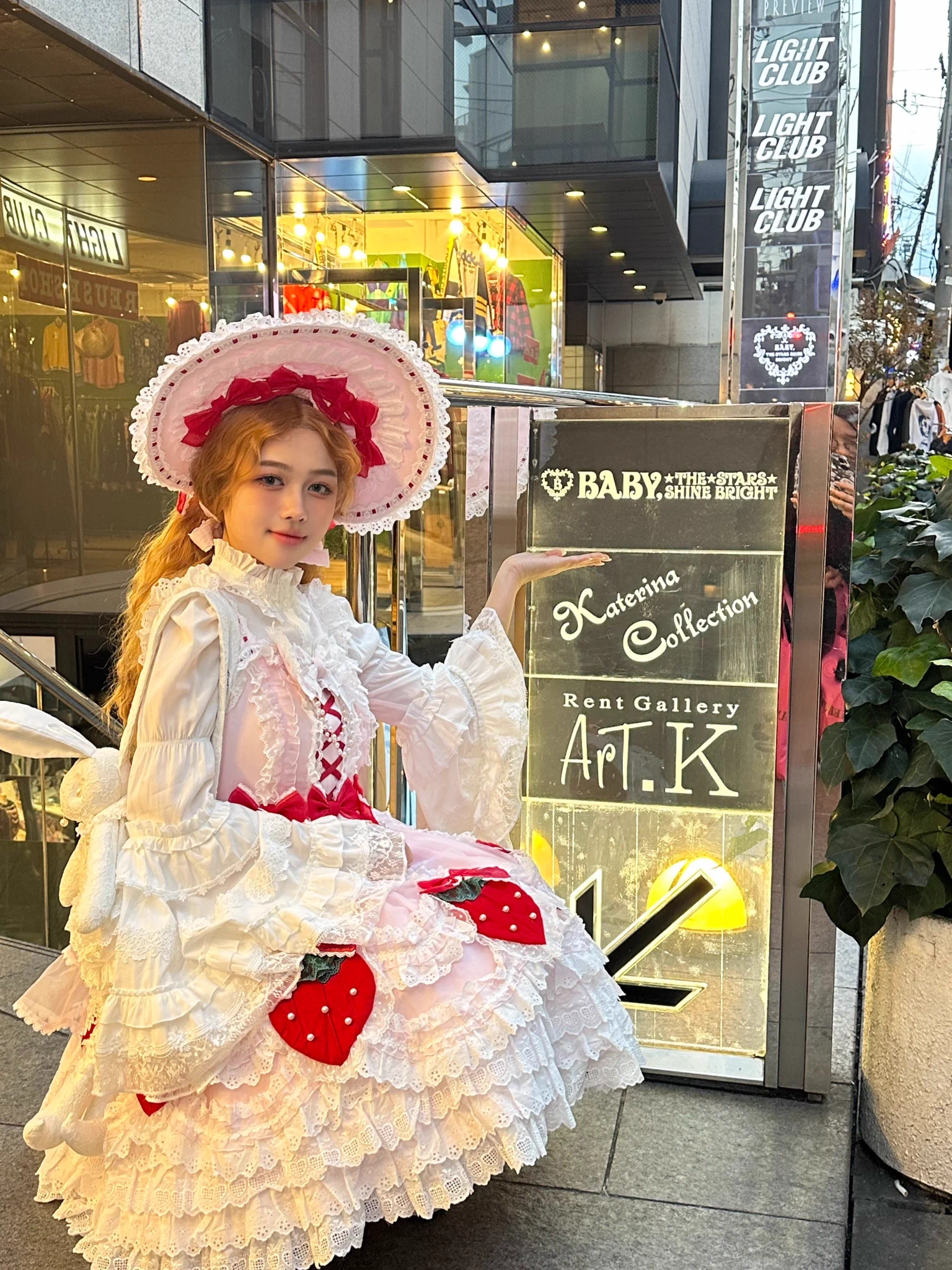 唉好想念大阪 我穿小裙子走在路上 周围的立本友友是真的会用“一定能让我听见”的音量夸我卡哇伊 还会主动跟我搭话 那天被夸了好多好多句 我像游戏里的人物走在街上不停地收集夸奖 然后变成开心值那时候我站在楠身边 漂漂亮亮 吃得饱穿得暖 什么都不怕 想念朋友 想念日本 想念一切🥺🤲🏻 https://t.co/WADF8wnCEl
