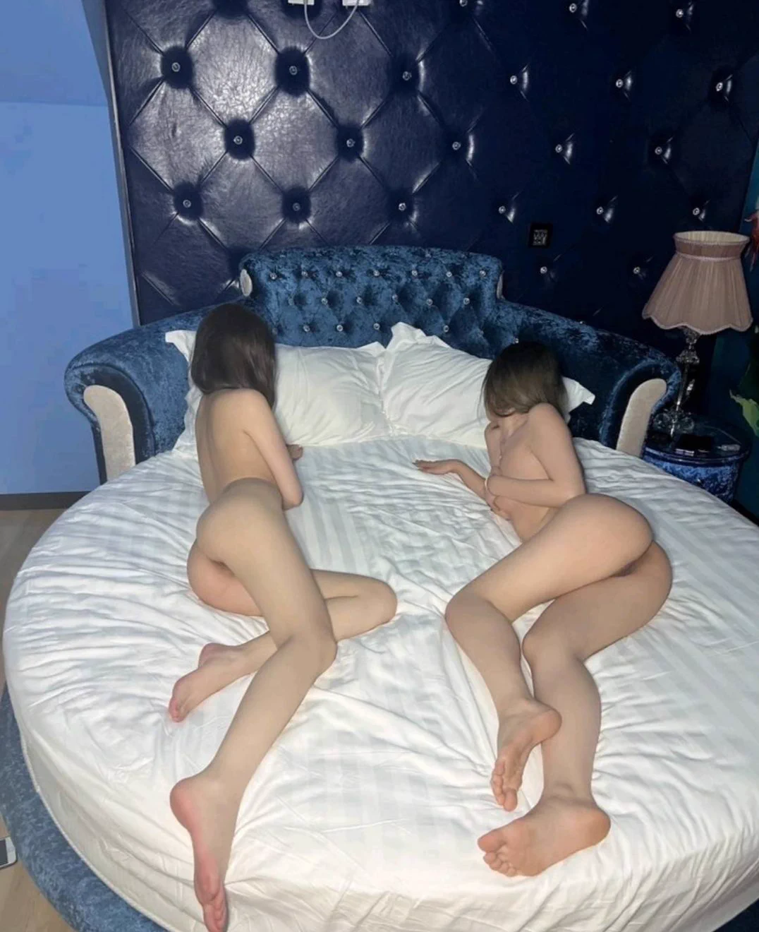 付出是有回报的，故事是这样的，老婆约了大哥给大哥服务爽了，大哥的老婆也想体验下，要和我来一次双飞体验，这样的好事， 嗑药也要完成啊！双飞的时候，老婆疯狂舔我鸡巴，让我草她，我只想草别人家的老婆呀！ 都要急哭了！三次射给别人，射完 老婆拔出鸡巴，连着精液，淫水，一起吃下去了！太刺激了 https://t.co/VOaIcE6E6u
