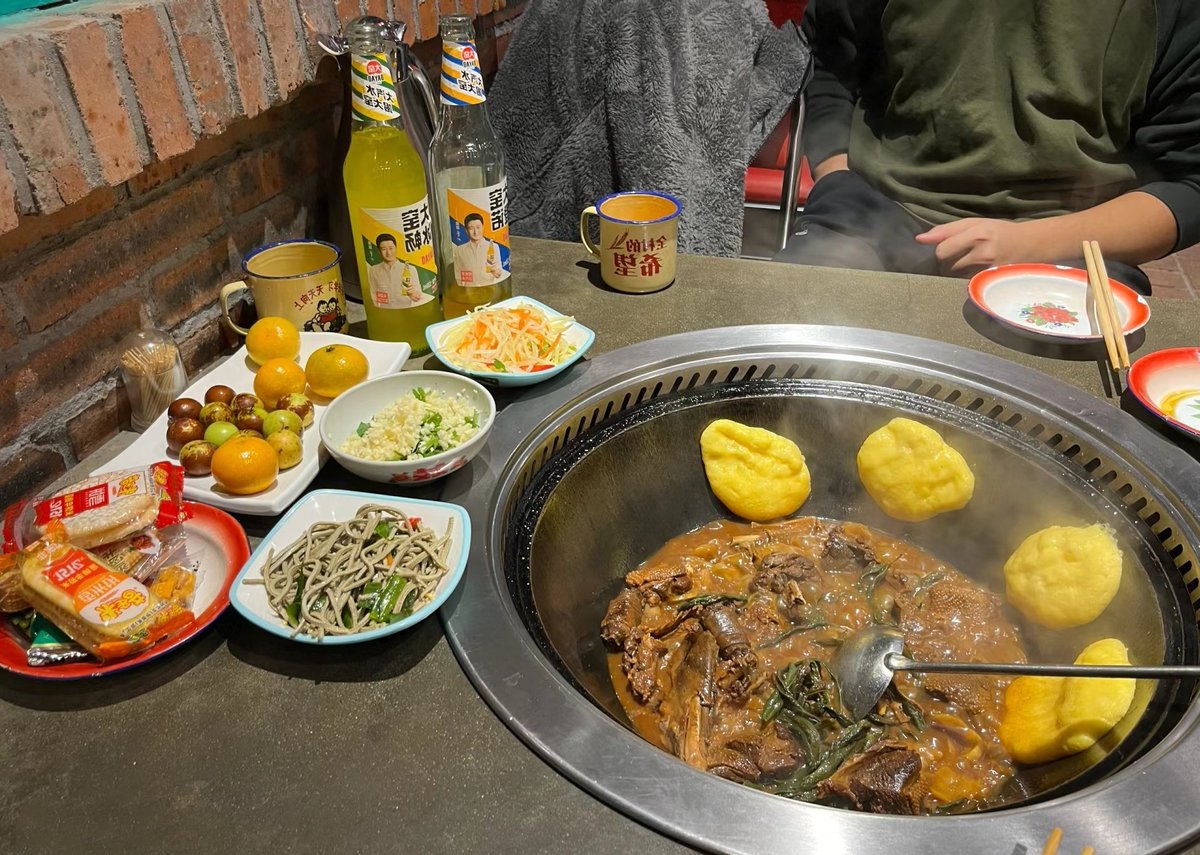 好累！！白天伺候了客户一整天，晚上还要陪吃饭，回来后死鬼还质 问我怀疑我，我tm就是个三 陪！！ https://t.co/D3MRd97nYO