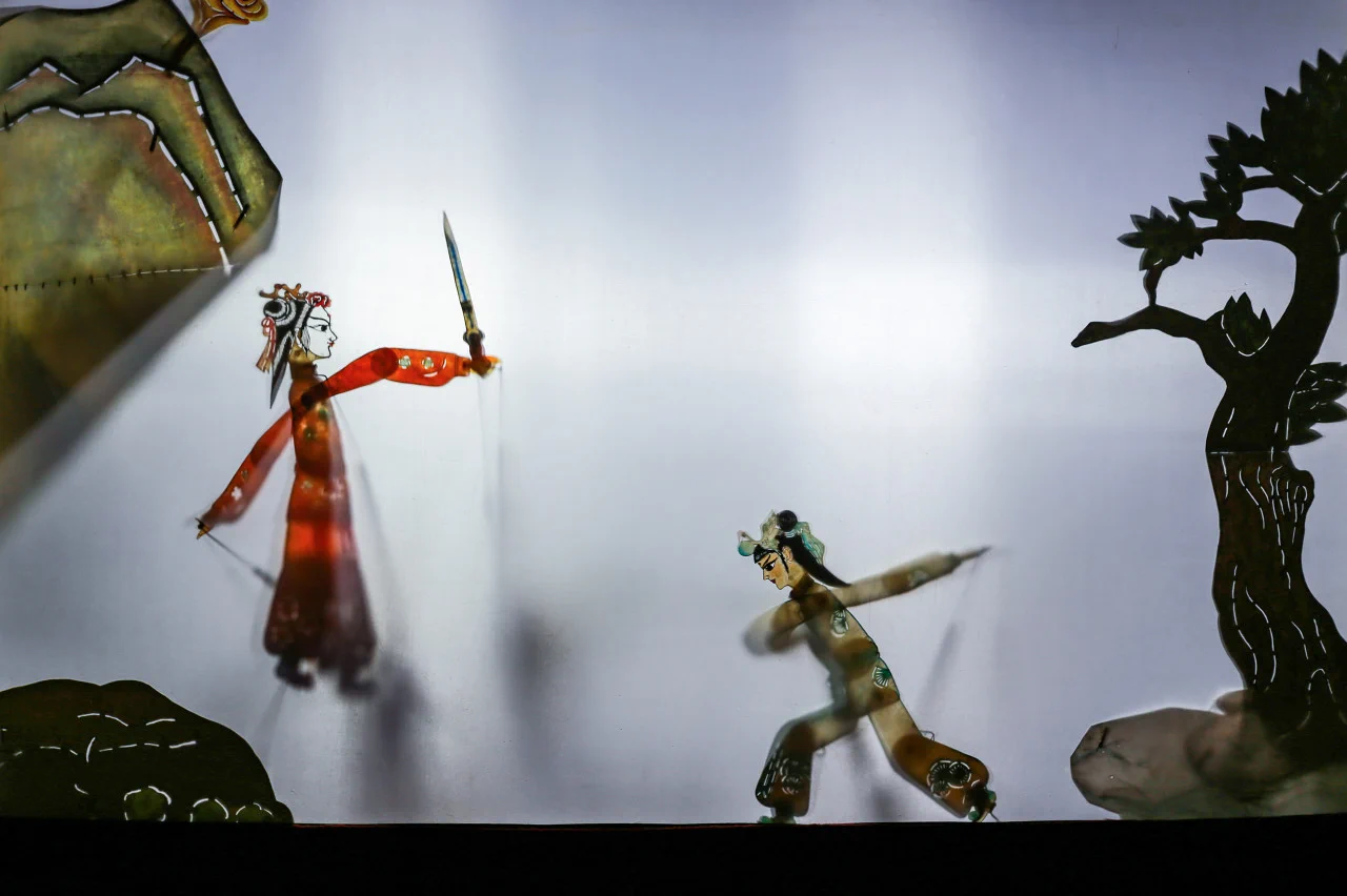 Shadow puppetry of Zhejiang is truly a "treasure of our ancestors". Performers skillfully manipulate the leather puppets to the tune of local operas, telling tales of ancient times with a single voice and commanding millions of soldiers with just two hands. #SplendidCulture https://t.co/rAdf5gPWg4