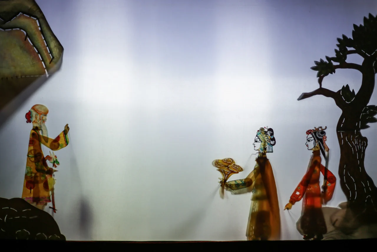 Shadow puppetry of Zhejiang is truly a "treasure of our ancestors". Performers skillfully manipulate the leather puppets to the tune of local operas, telling tales of ancient times with a single voice and commanding millions of soldiers with just two hands. #SplendidCulture https://t.co/rAdf5gPWg4