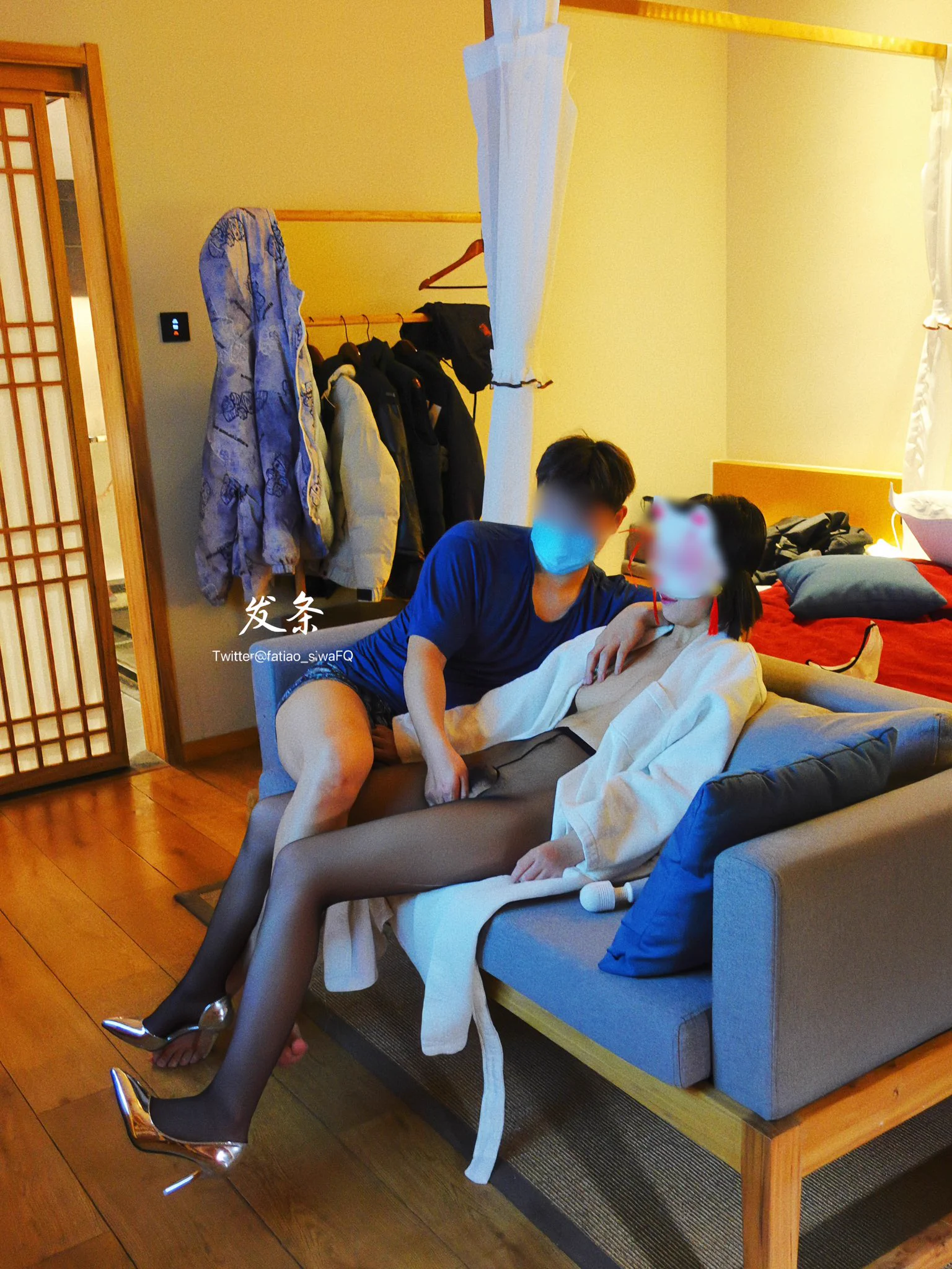 两个人洗完澡换好衣服，开始看电影。一切都显得那么和谐…但是两个人的手仿佛放错了地方@jinqianbao96，作为一个合格的业余摄影师，一定要记录下这香艳的一幕。放大看有亮点…#pantyhose #丝袜 #夫妻NTR #夫妻交換 投稿💌：@SexytoBaby@SexytoLady@SexytoDoll@SexytoGirl https://t.co/VrWNlI7C1x