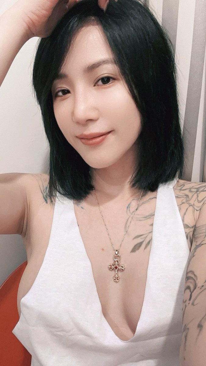 頭髮終於長長了
才能好好的被拉😛

#NightCo #我是卡利 #暗黑楊謹華

@NightCo_io 
@NightCo_China https://t.co/wMn7lx15Us