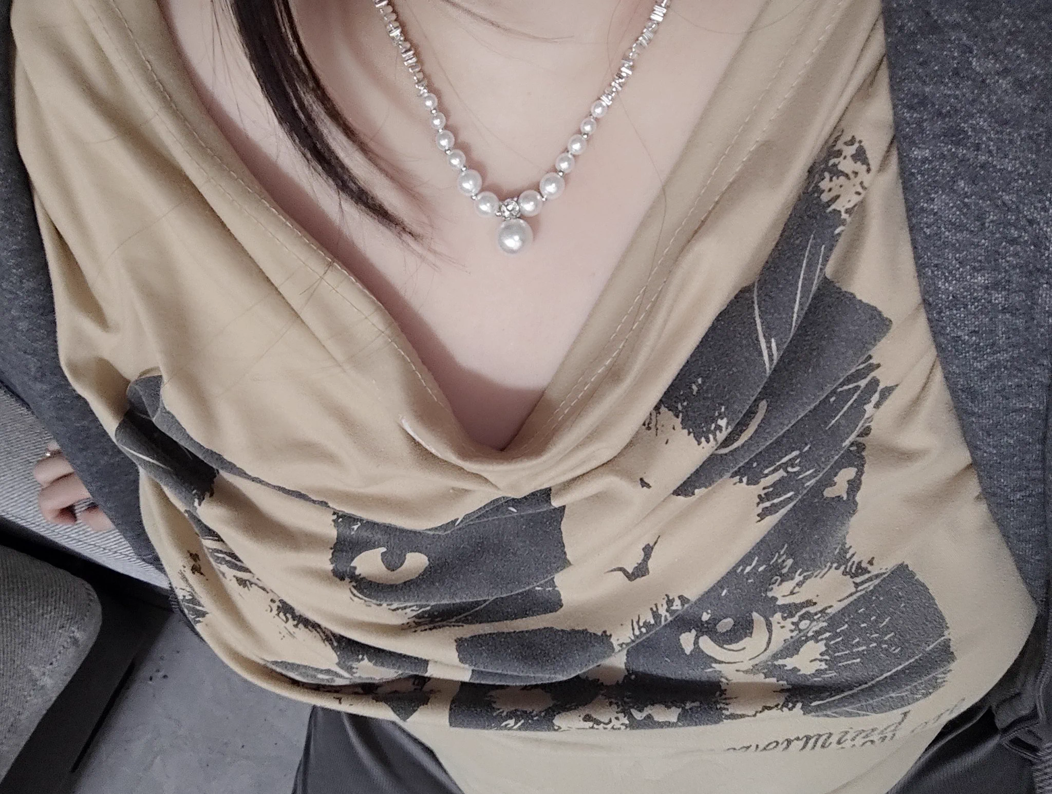 奇怪怎么看不见乳头呢？ https://t.co/ZrEZkG5vdC